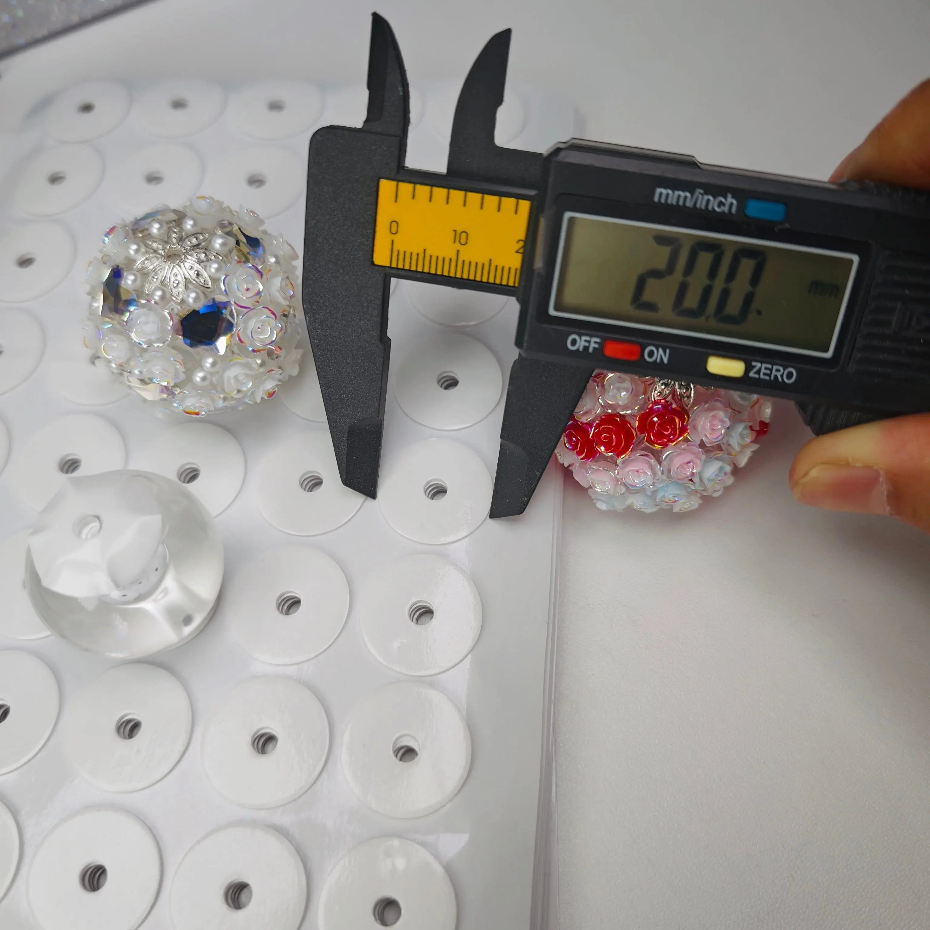 FS1906-20mm Round, With Middle Hole:4mm Circle Tape For Making Sugar Beads Zoe DIY Wholesale