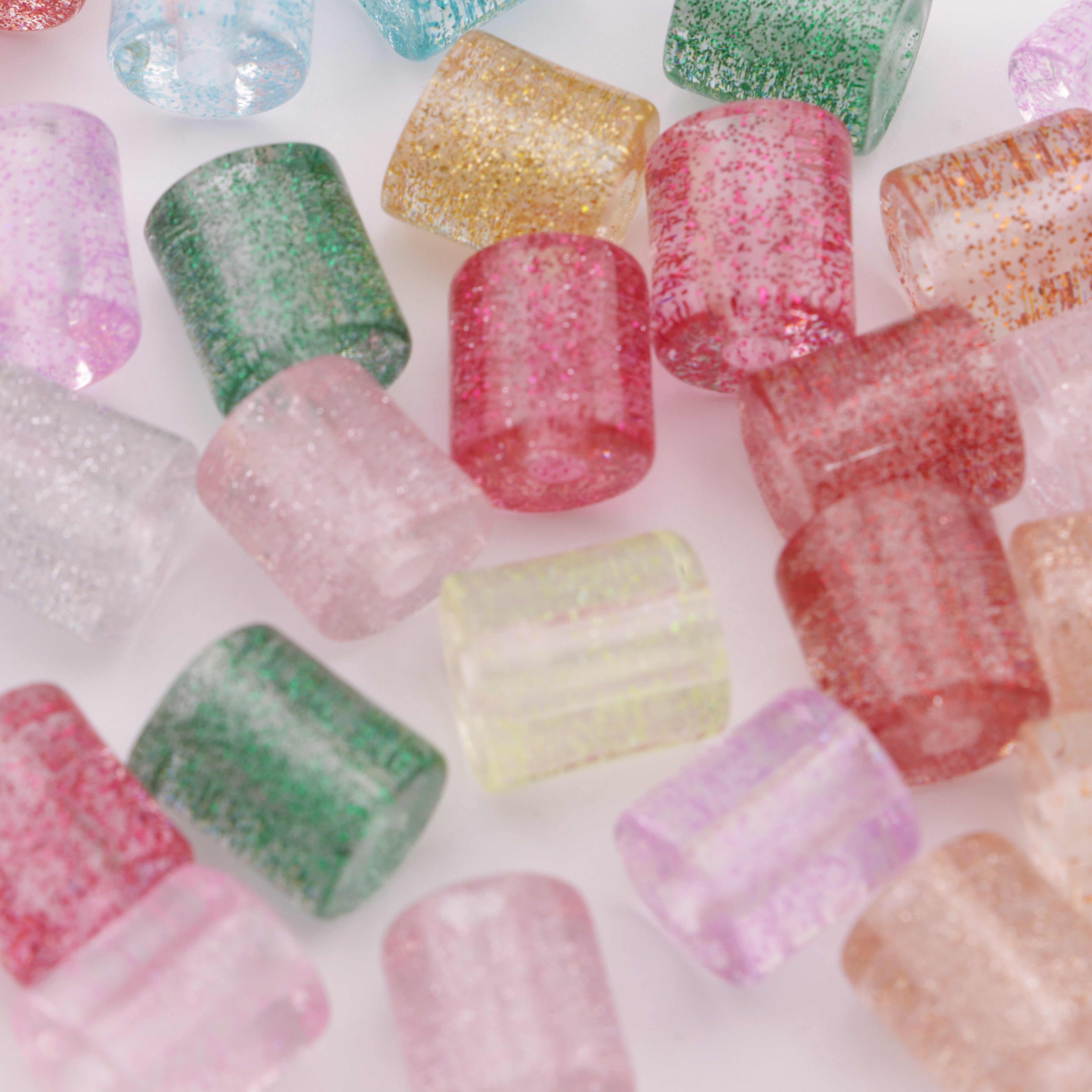 FS5888- 12.5mm High, 11mm Diameter, Cylindrical Resin Beads With Fine Glitter
