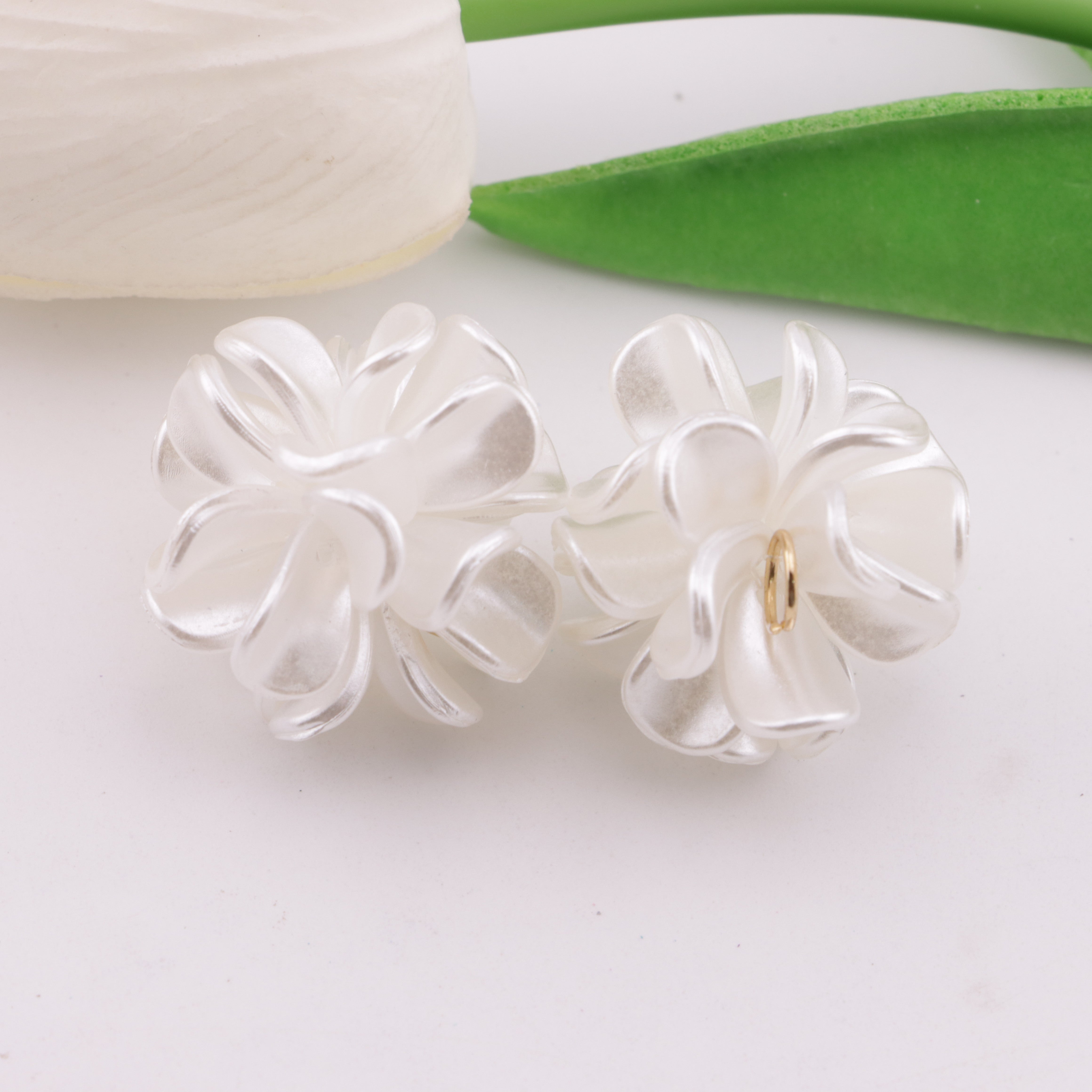 FS1013- 28MM Pearl Looking Flower Beads With Ring Connector Fit For Beadable Pens