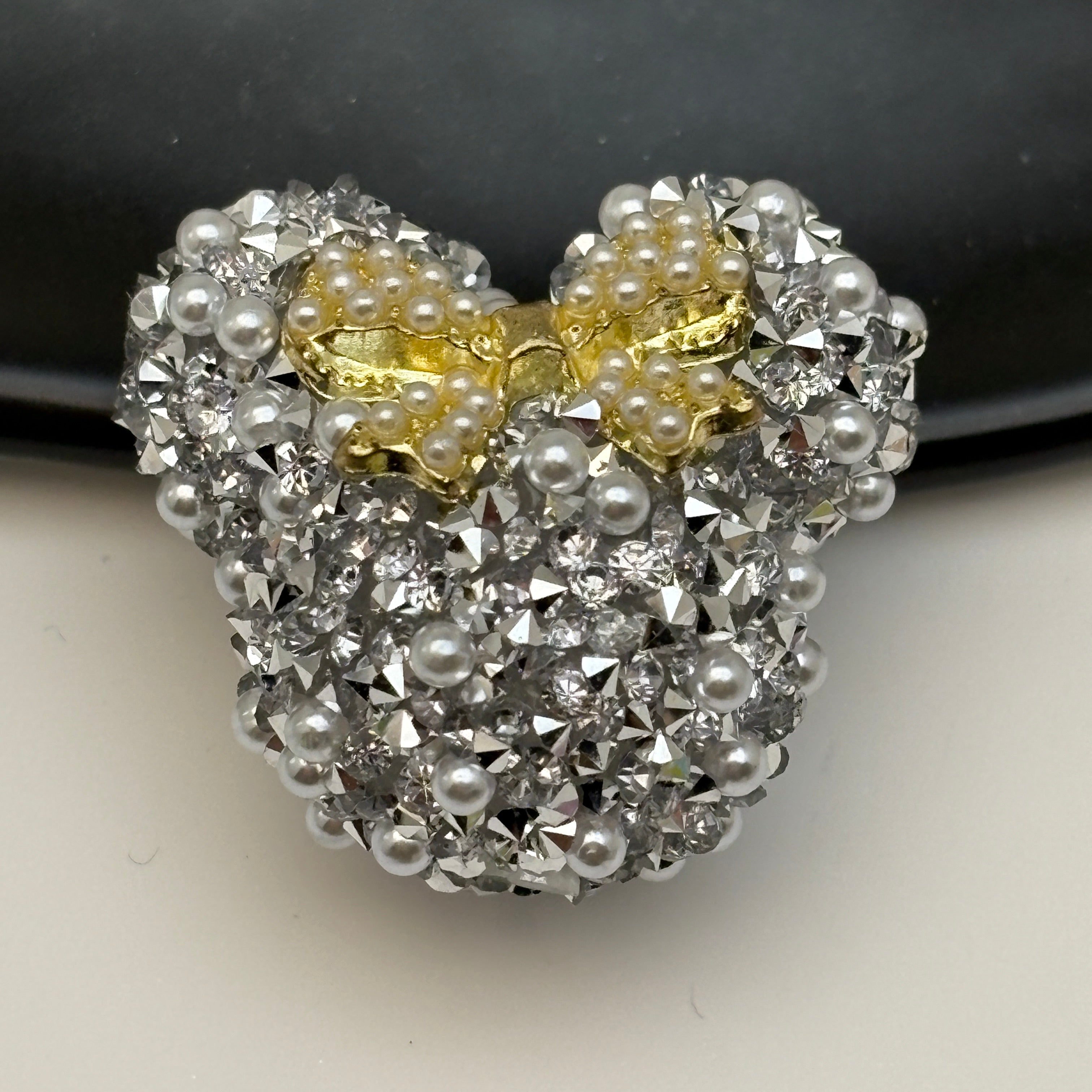 FS5433- 28Mm Pearl And Diamonds Bow Mickey Beads Pearl And Diamond-Added Bow-Knot Mickey Head Beads