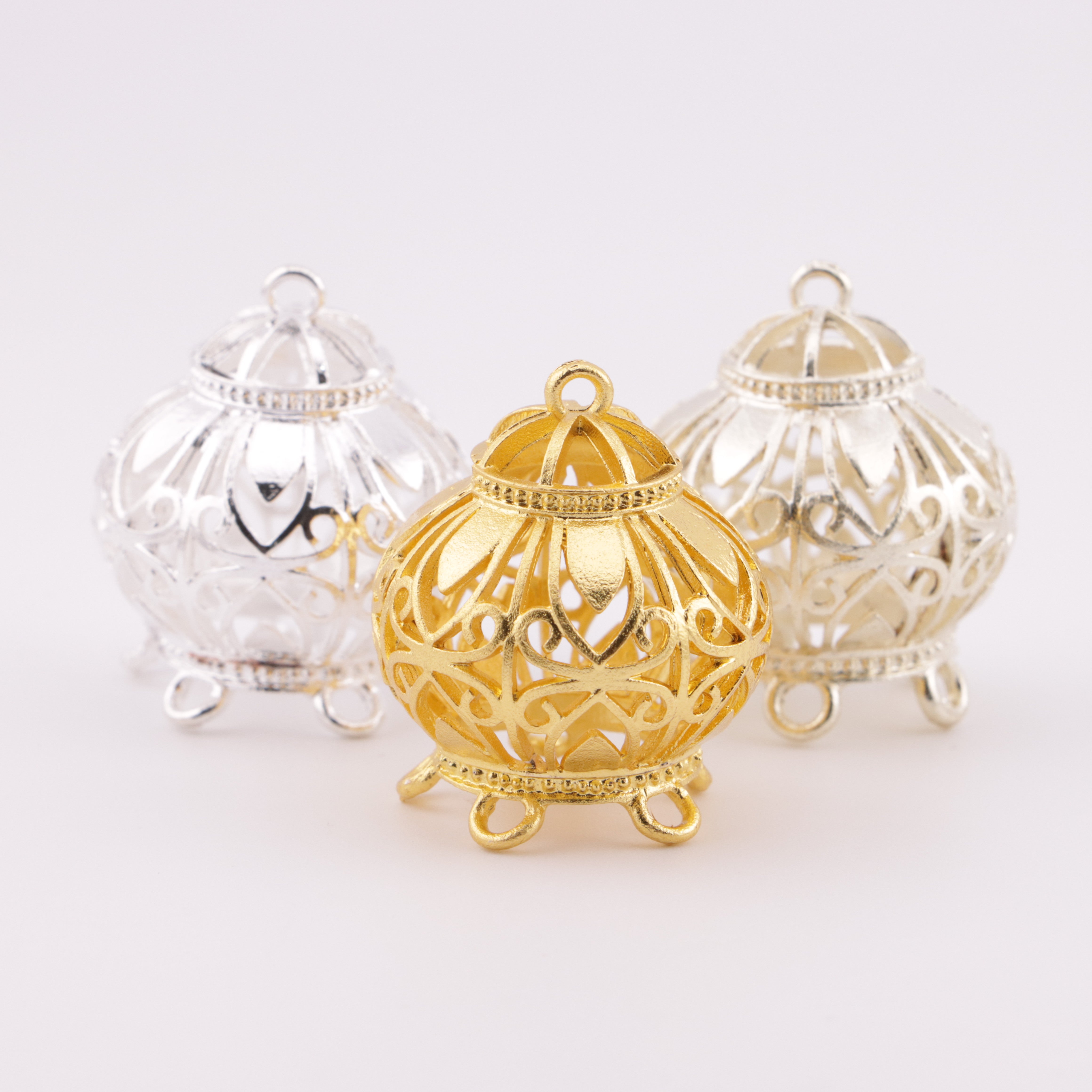 FS6011- Round Pattern Metal Lanterns, Five Hanging Sets