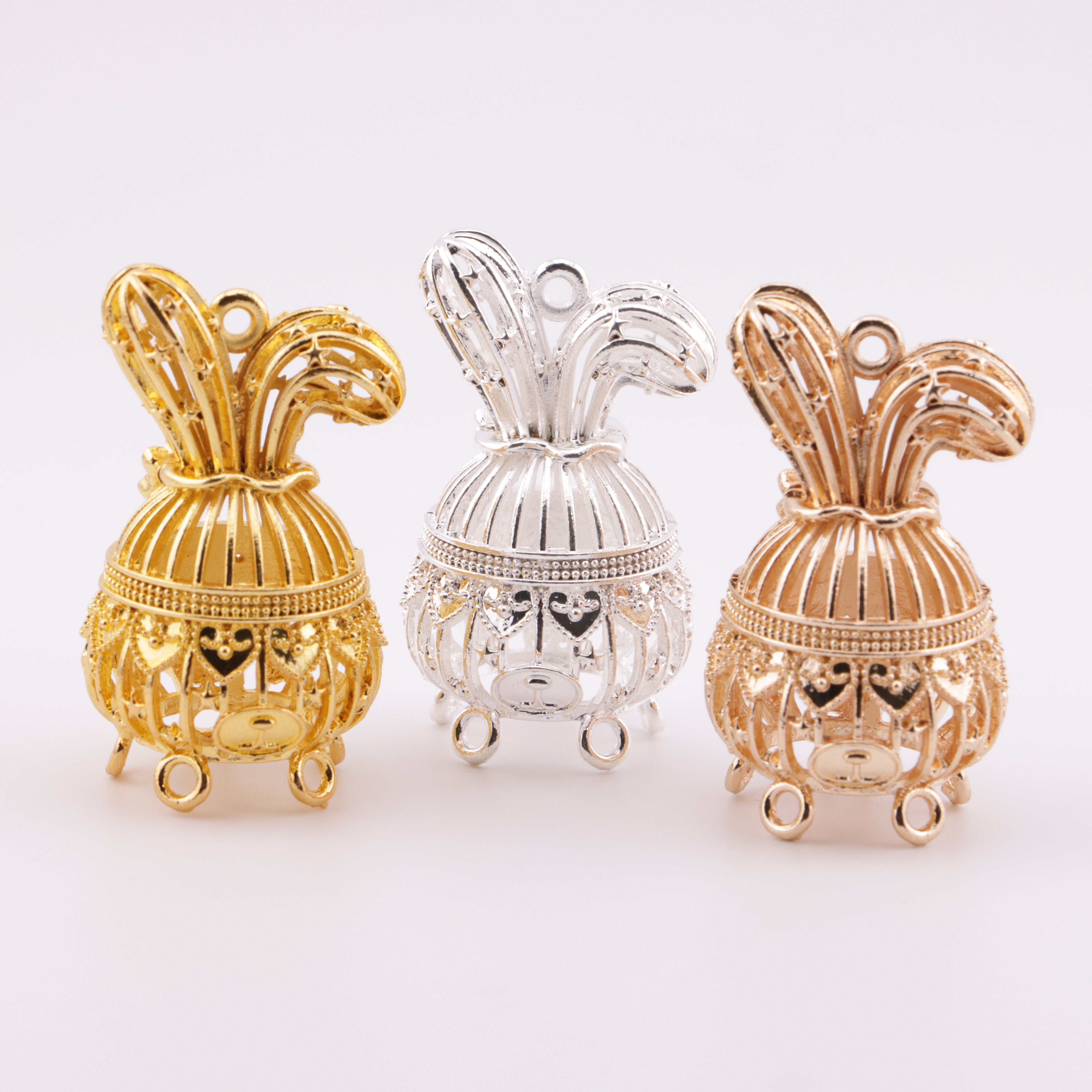 FS6009- Five Hanging Metal Lanterns With Bent Rabbit Ears