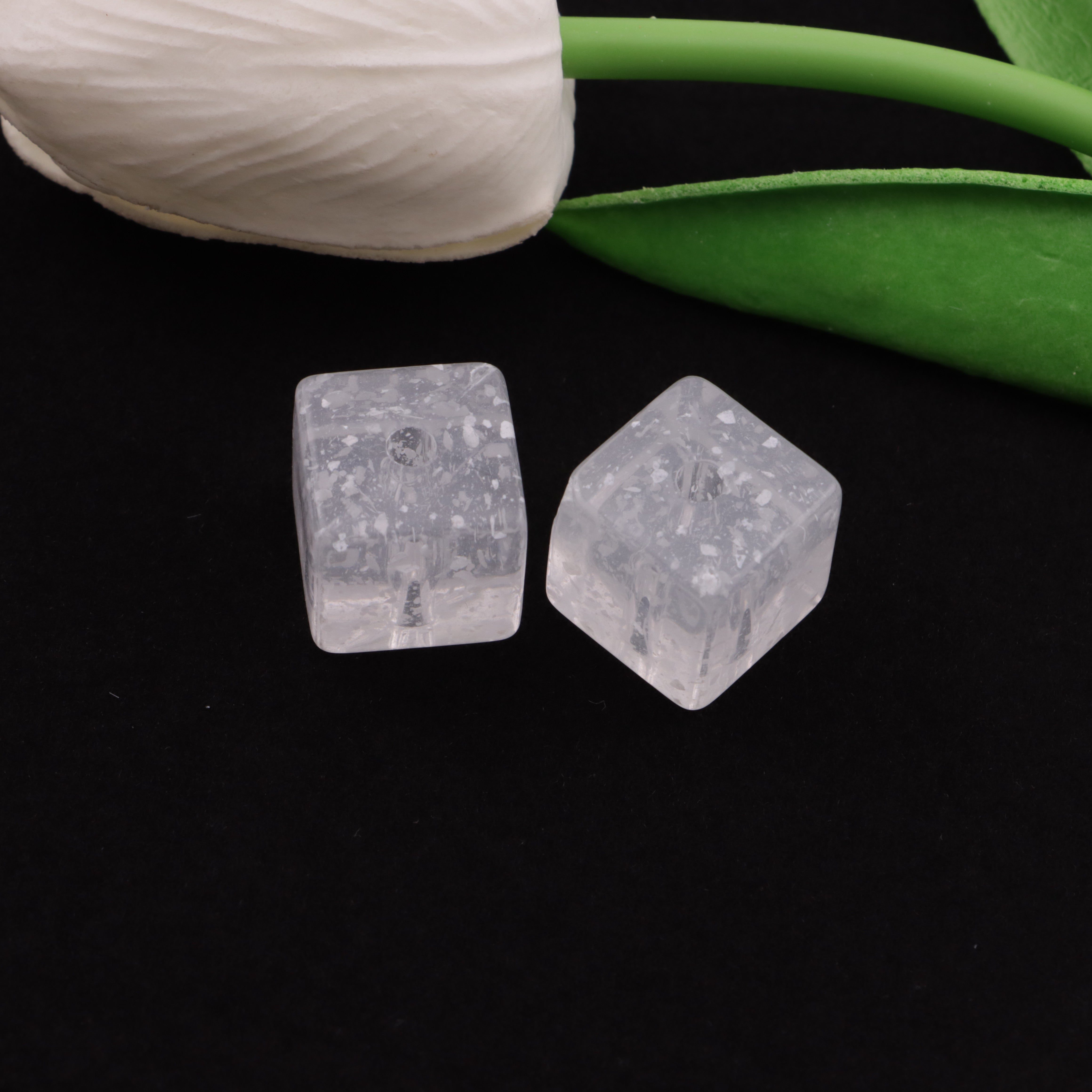 FS6033- 16mm Cube Based Beads Square Bottom Beads