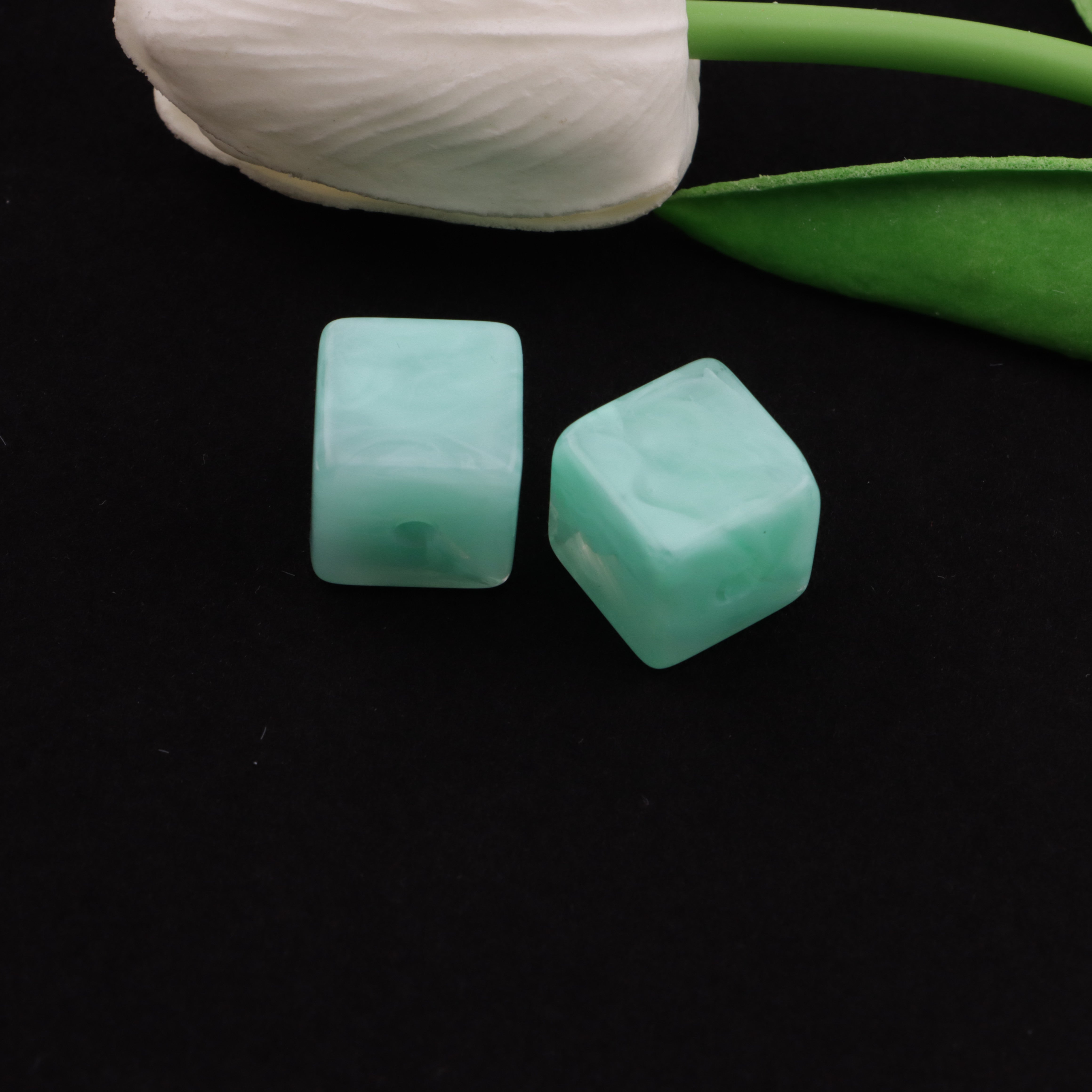 FS6033- 16mm Cube Based Beads Square Bottom Beads