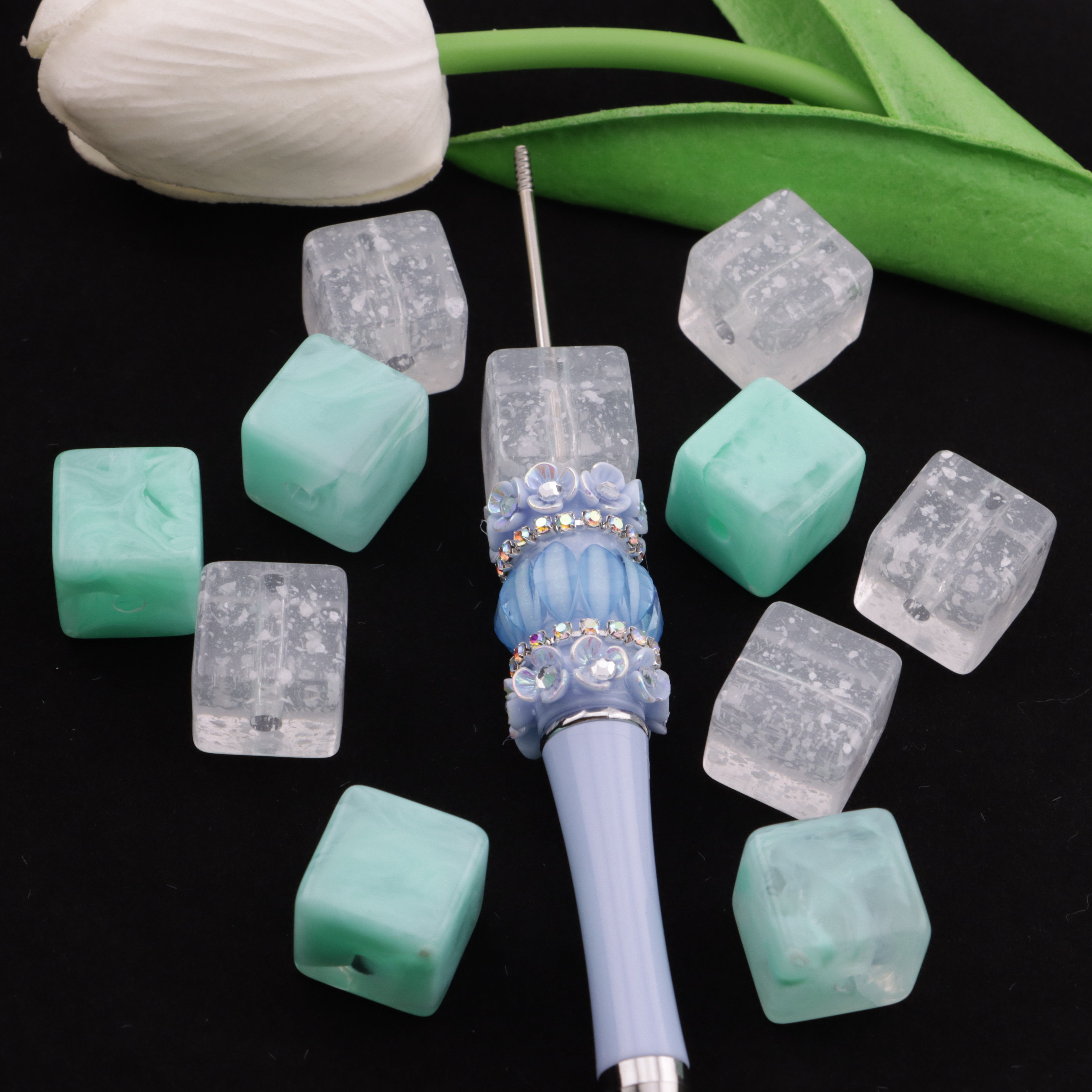 FS6033- 16mm Cube Based Beads Square Bottom Beads