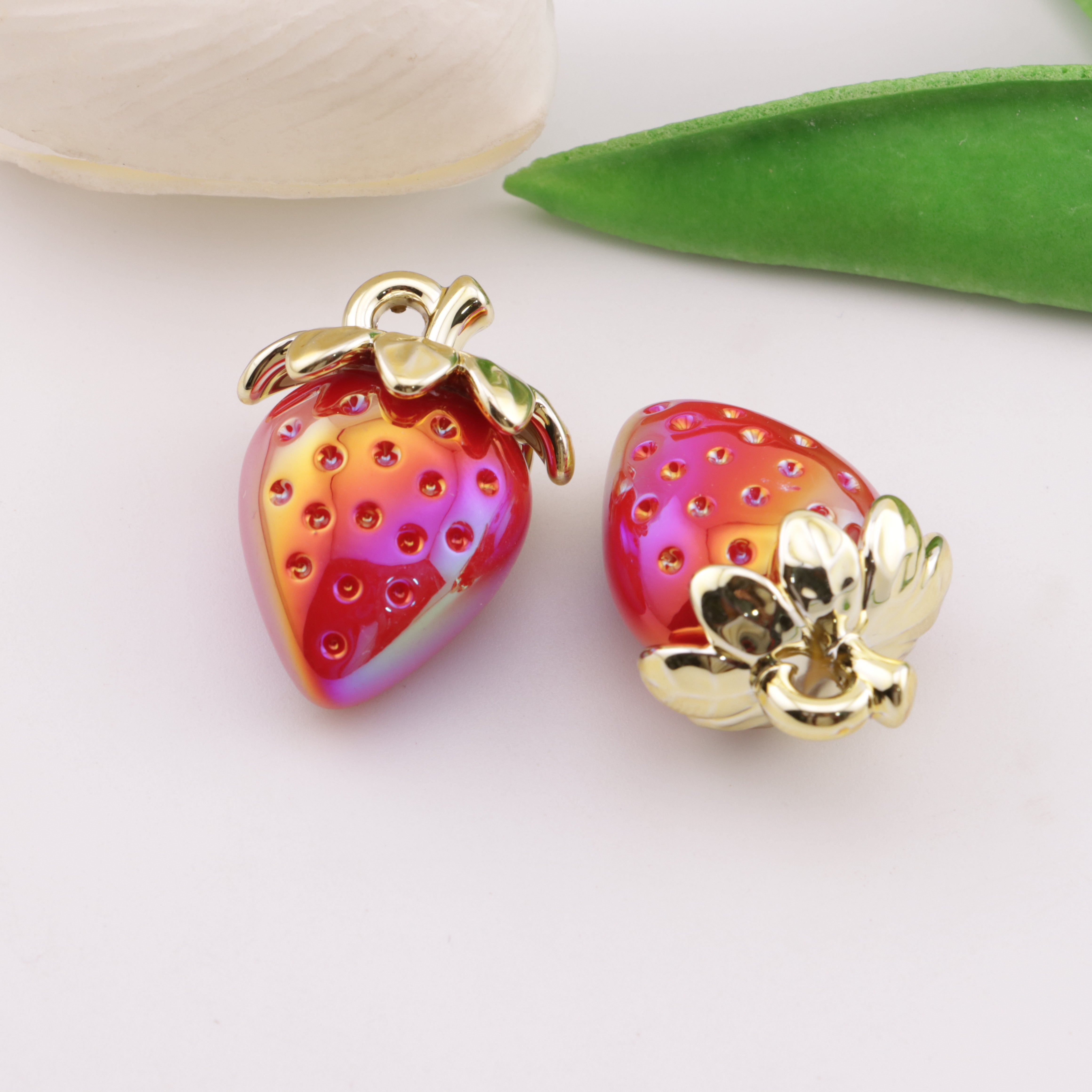FS6139- Strawberry Pendant Strawberry Pendant