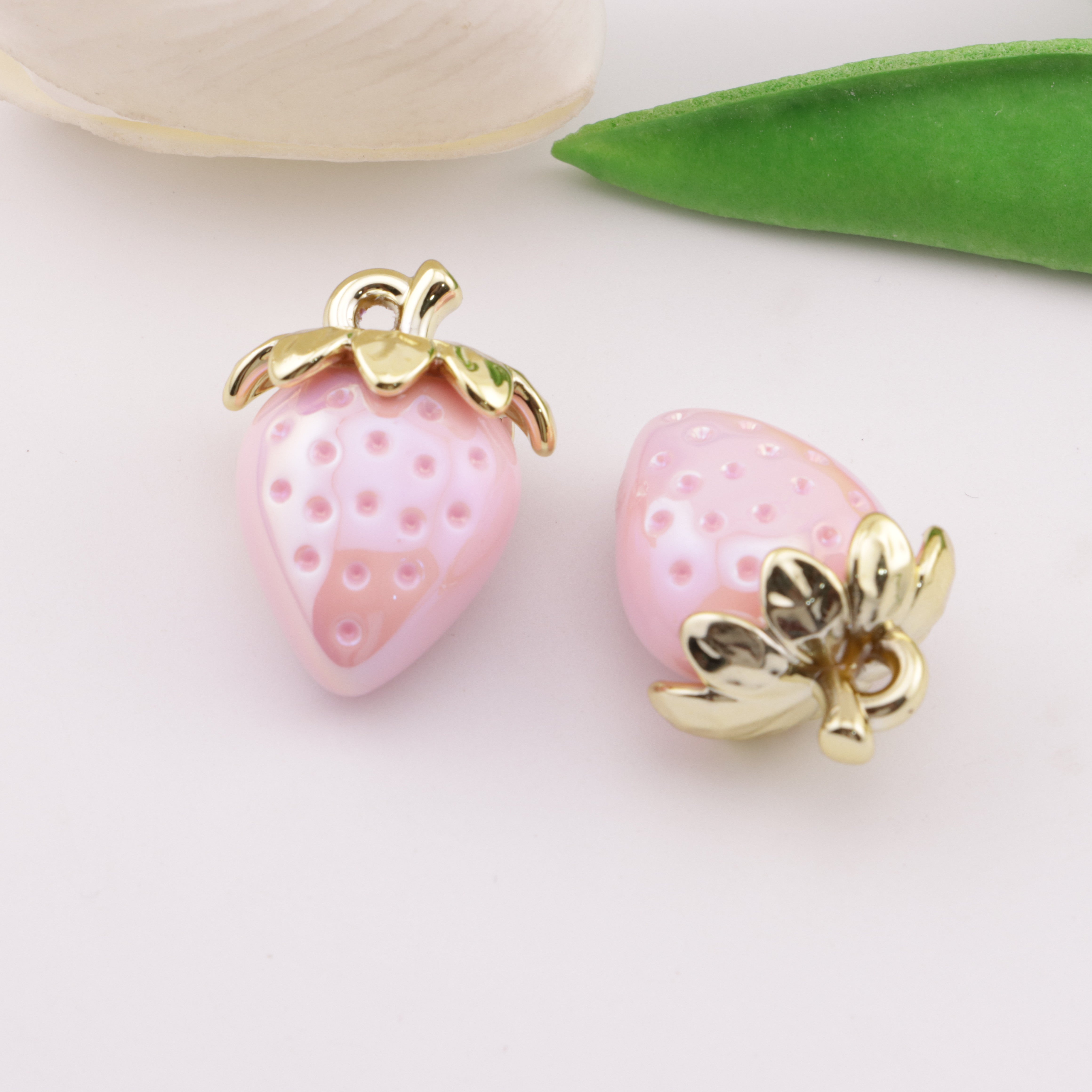 FS6139- Strawberry Pendant Strawberry Pendant
