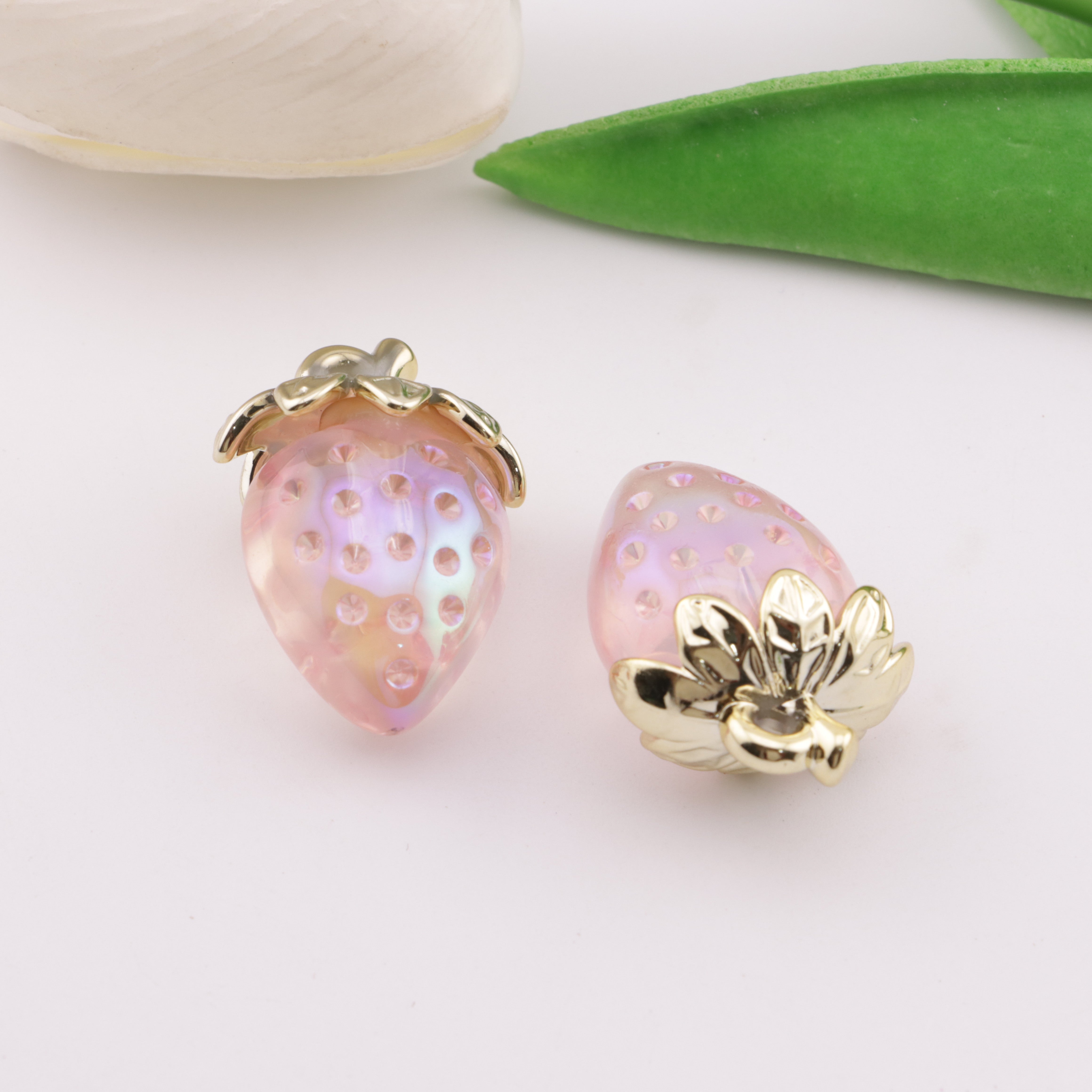 FS6139- Strawberry Pendant Strawberry Pendant