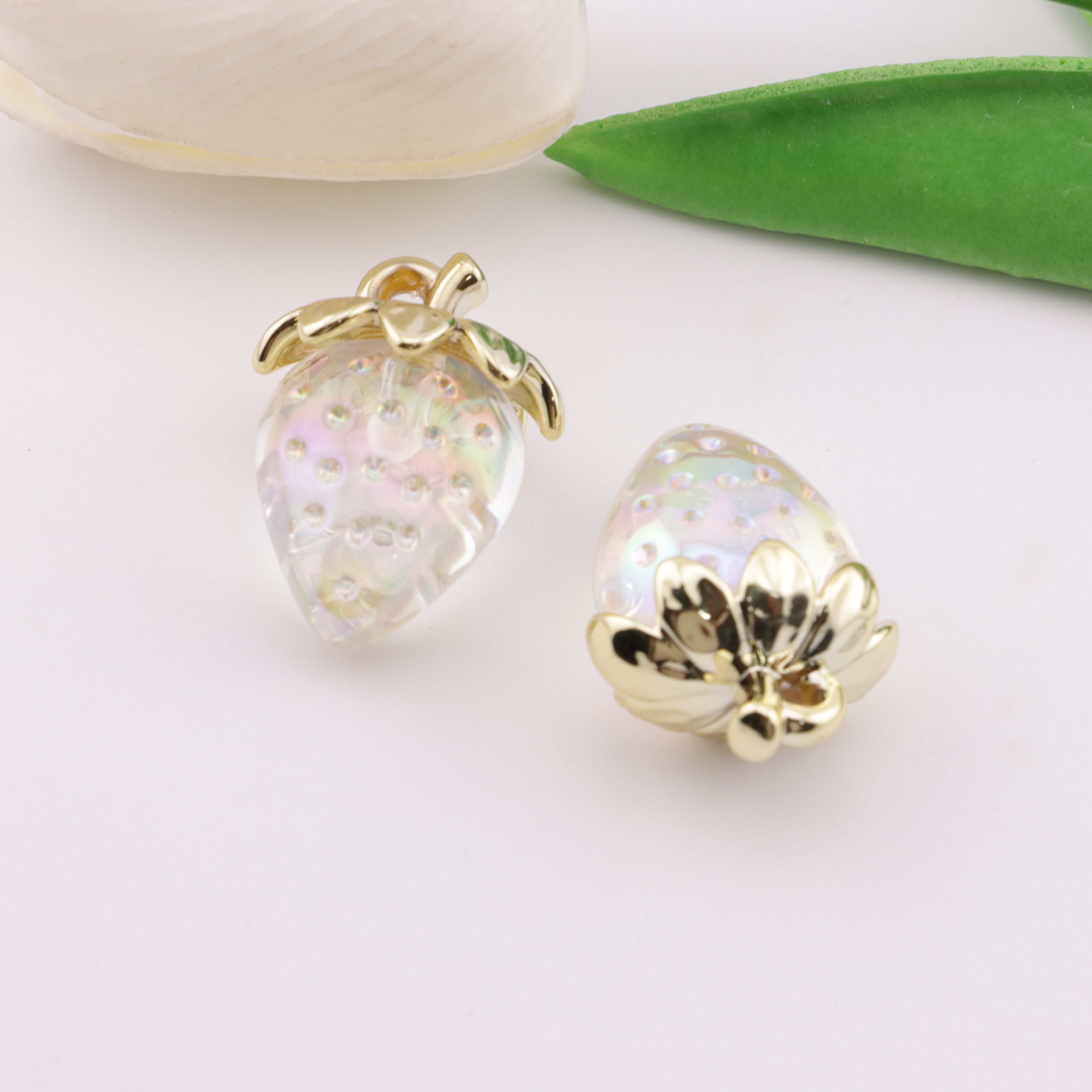 FS6139- Strawberry Pendant Strawberry Pendant