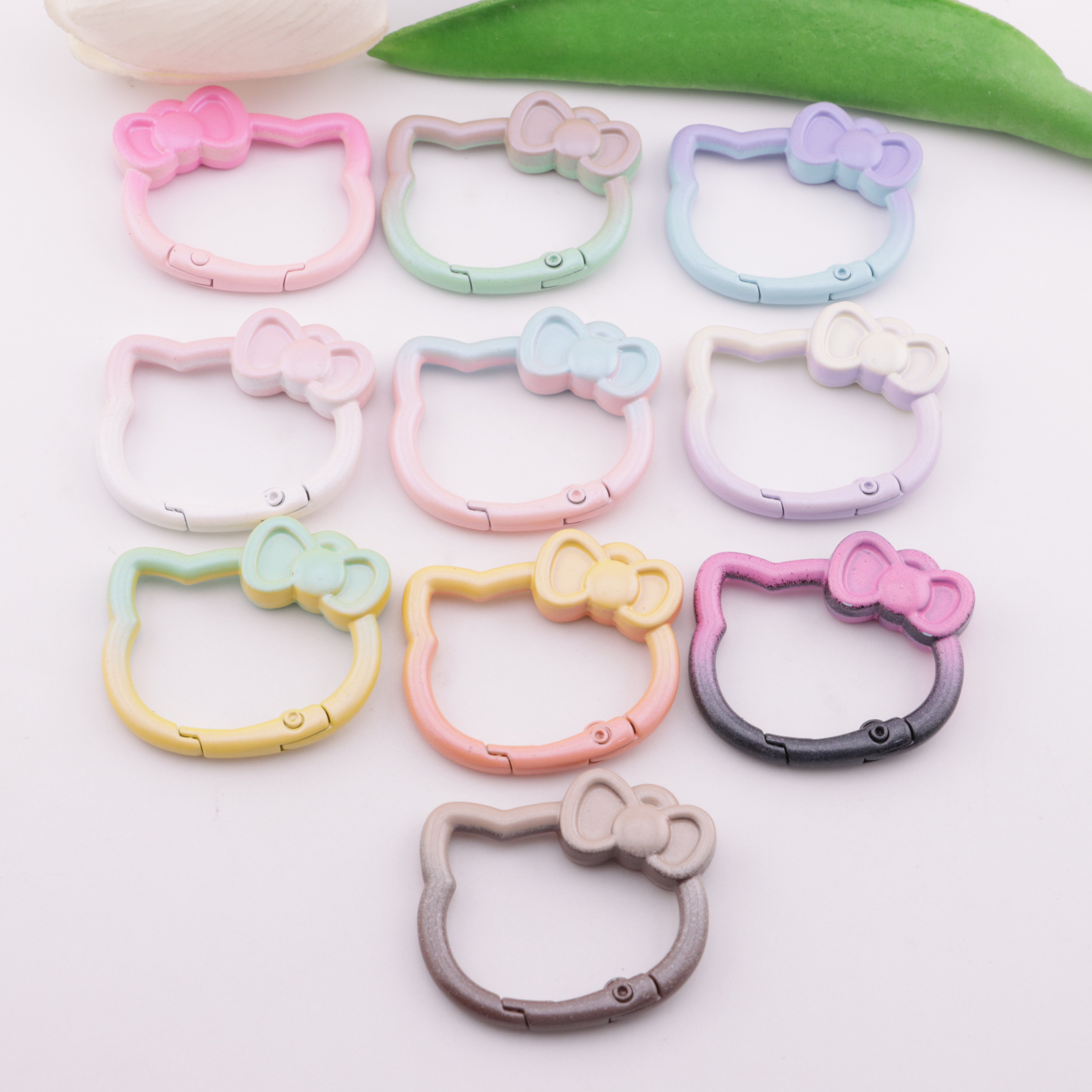 FS6198- 56×31mm Middle Size Gradient-Color HK Head Keychain Medium-Sized Gradient-Color Kitty Head Keychain