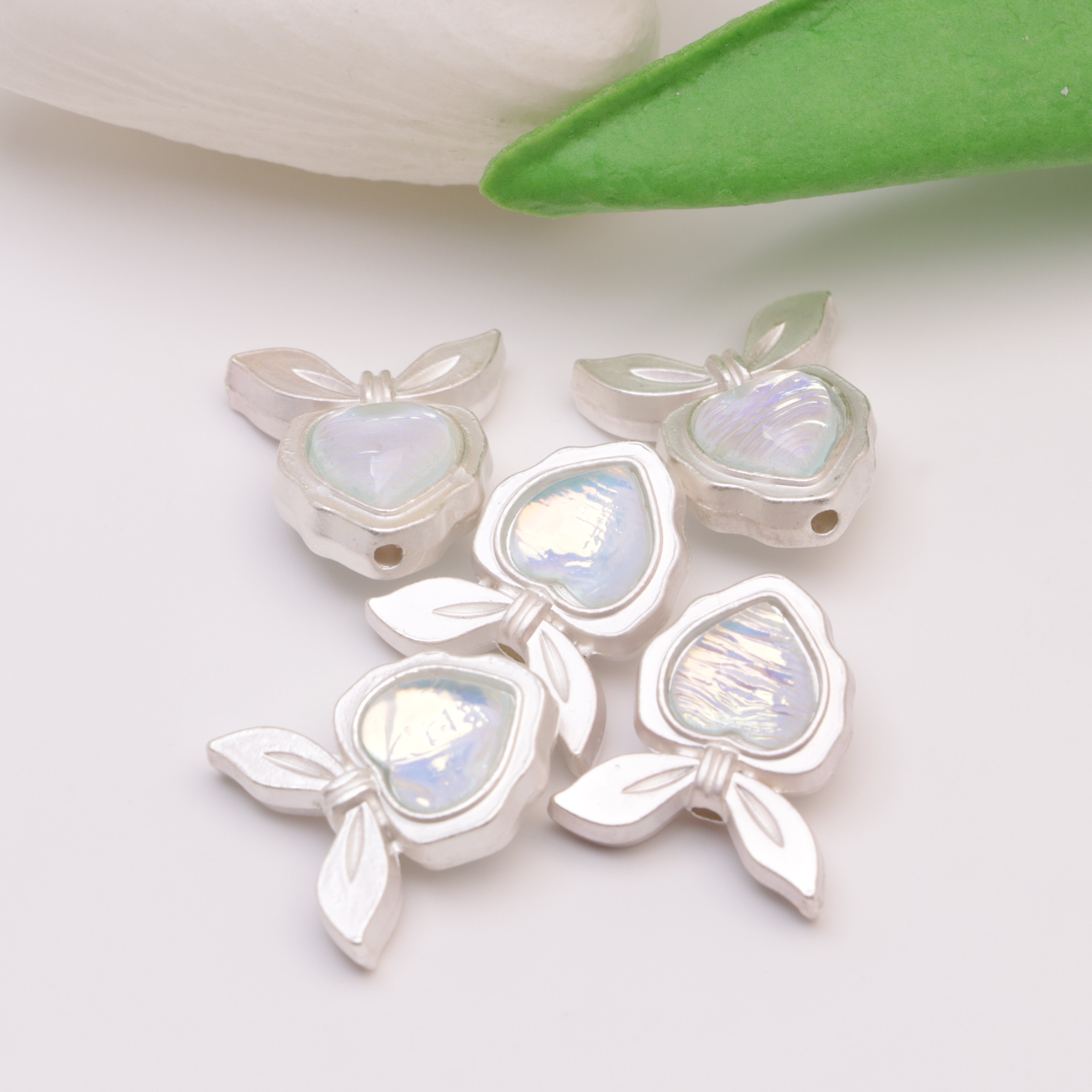 FS4540-17.5*16mm Rabbit Ear Fine-Hole Love Beads No Fit Pen