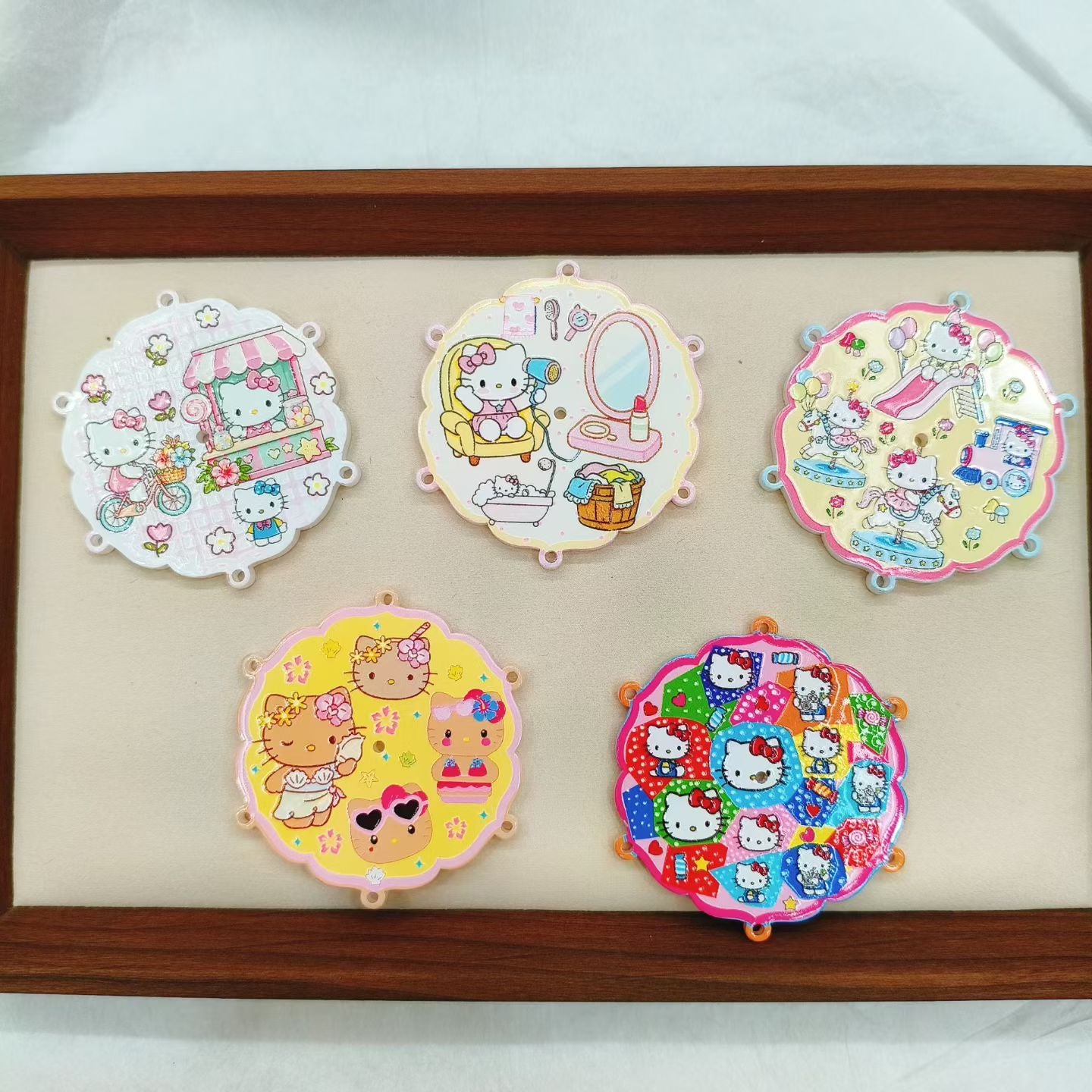 Acrylic Beads and Pendants with Cartoon Cute Cat Character, Wavy Edged Flat Round Shape,  Random Mix