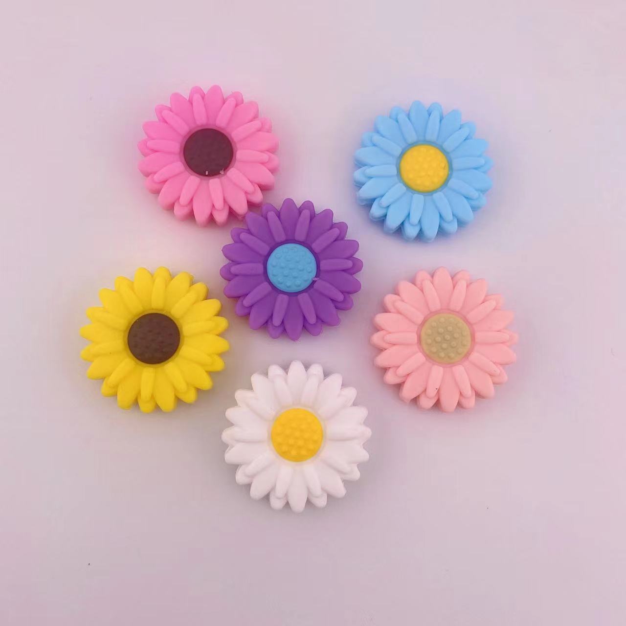 20 Pieces 30 MM Random Mixed Color Daisy Follower Silicone Focal Beads