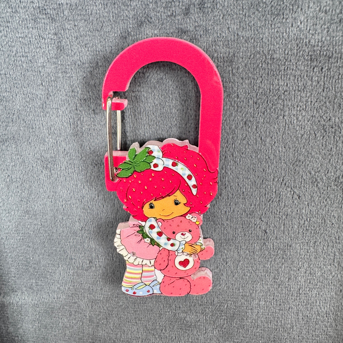Vintage Strawberry Shortcake Hugging Teddy Bear Acrylic Carabiner Keychain, Cute Retro Cartoon Girl Bag Charm, Key Ring Clip Accessories