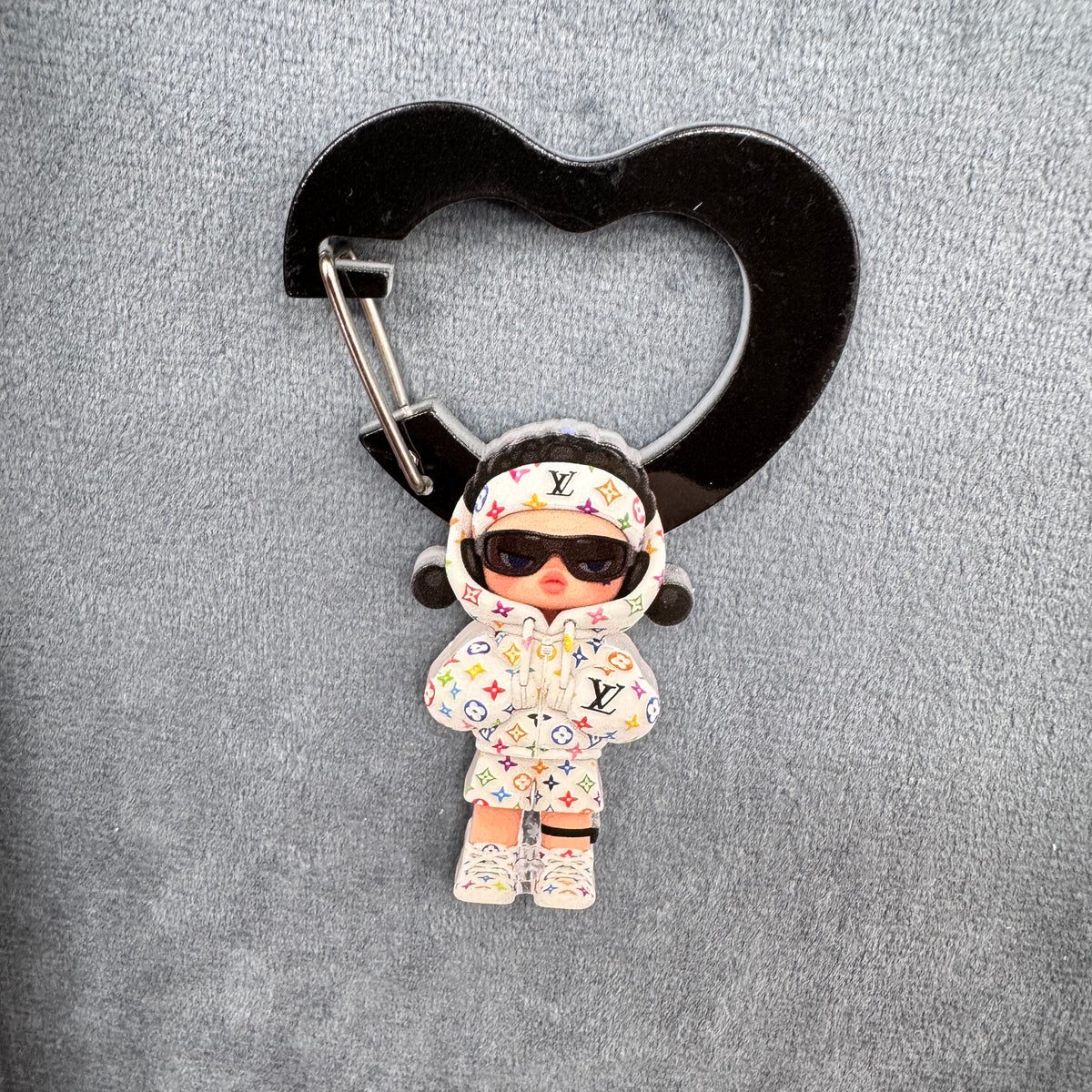 Fashion LV Style Multicolor Monogram Girl Acrylic Heart Carabiner Keychain, Streetwear Doll Bag Charm, Key Ring Clip Accessories