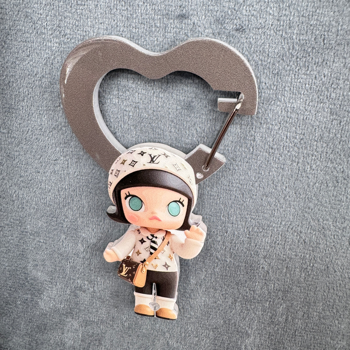Fashion LV Style Monogram Girl Acrylic Heart Carabiner Keychain, Cute Luxury Style Doll Bag Charm, Key Ring Clip Accessories