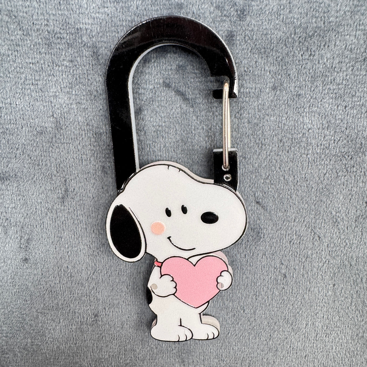 Cute Snoopy Holding Pink Heart Acrylic Carabiner Keychain, Peanuts Classic Dog Black Bag Charm, Key Ring Clip Accessories
