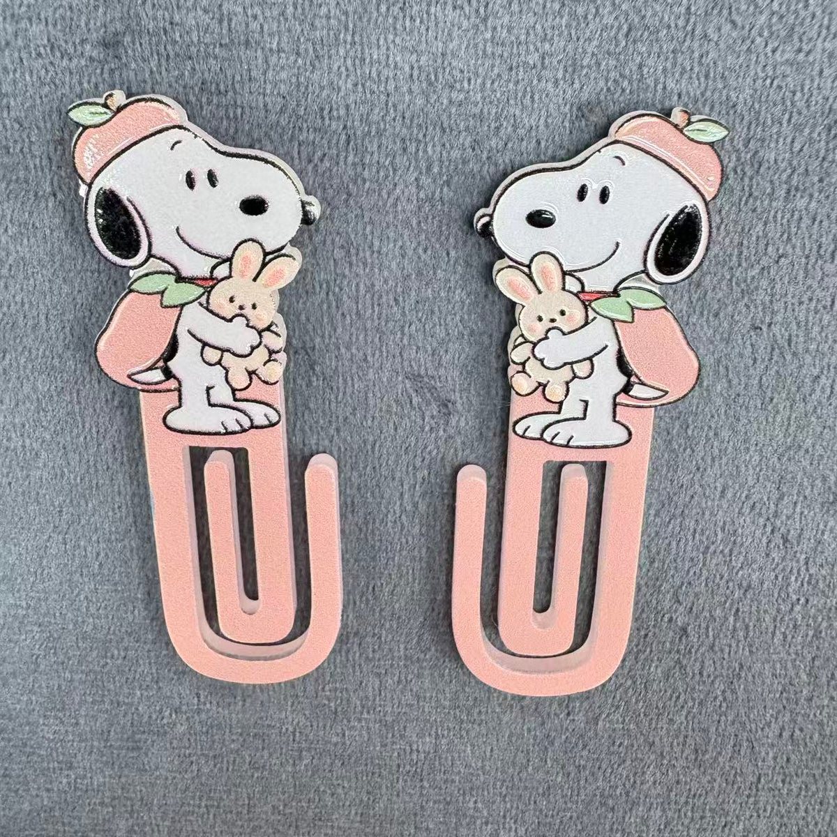 Cute Peanuts Snoopy Holding Bunny Acrylic Paper Clip Bookmark Set, Snoopy Pink Beret & Little Rabbit Kawaii Stationery Accessories, Page Marker Clip for Office & School
