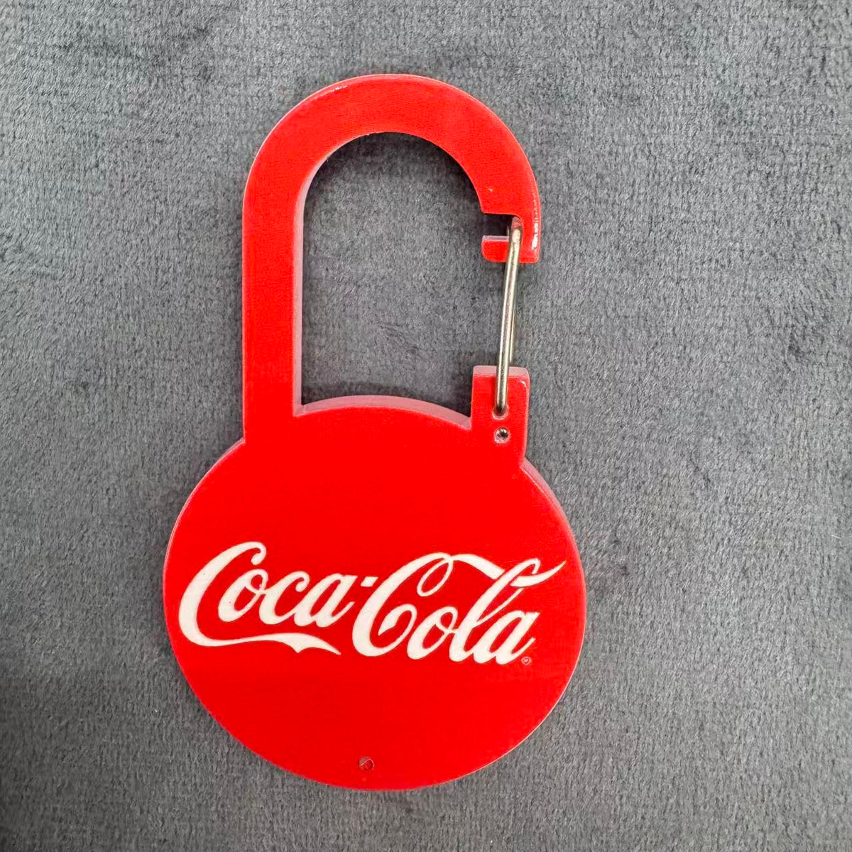 Classic Coca-Cola Logo Round Red Acrylic Keychain Clip Set, Vintage Red & White Soda Pop Script Letter Logo Kawaii Carabiner Keychain Accessories, Bag Charm Clip for Backpack & Keys