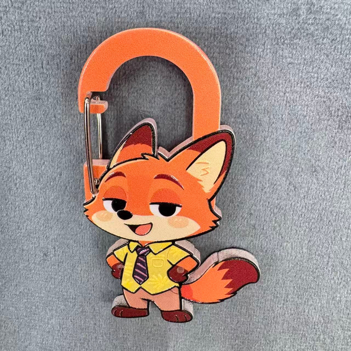 Kawaii Anime Zootopia Nick Wilde Acrylic Keychain Clip Set, Cute Orange Fox Character Printed Green Shirt Striped Tie Carabiner Keychain Accessories, Bag Charm Clip for Backpack & Keys