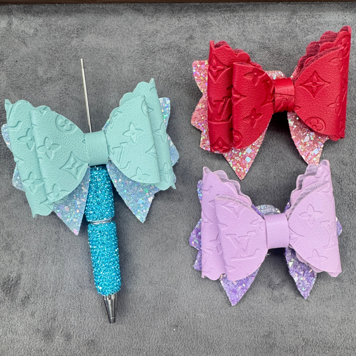 Designer Style Monogram Embossed Faux Leather Bow Pen Toppers Set, Glitter Layered Leather Bowknot Craft Charms for DIY Beadable Pens, Keychains & Hair Accessories
