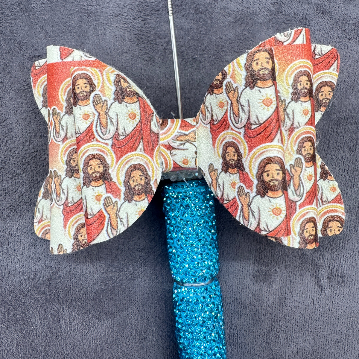 Funny Jesus "I Saw That" Meme Printed Faux Leather Bow Pen Toppers Set, Layered Leather Bowknot Craft Charms for DIY Beadable Pens, Keychains & Hair Accessories (Pen Not Included)