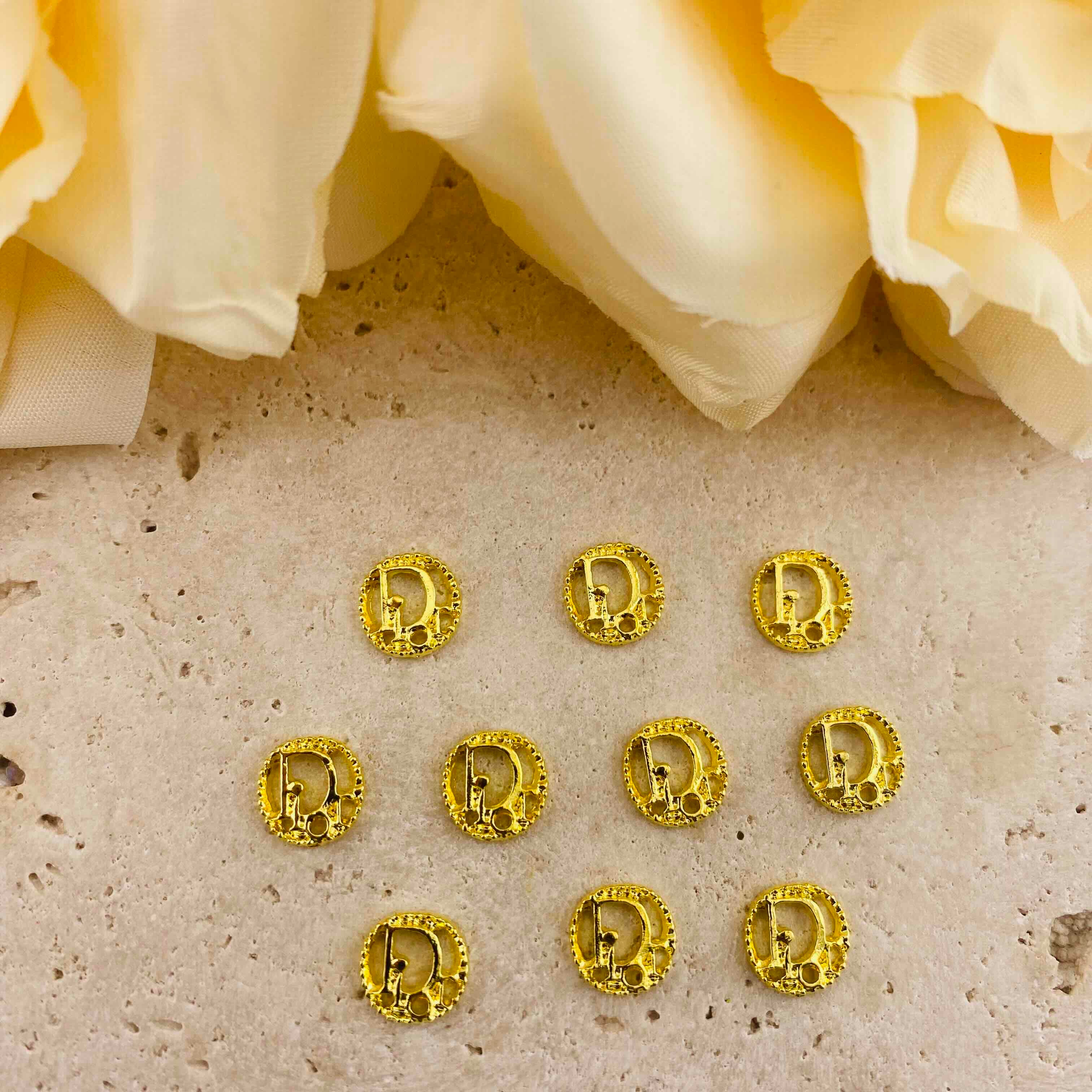FS4718-8mmDor Round Metal Nail Charms