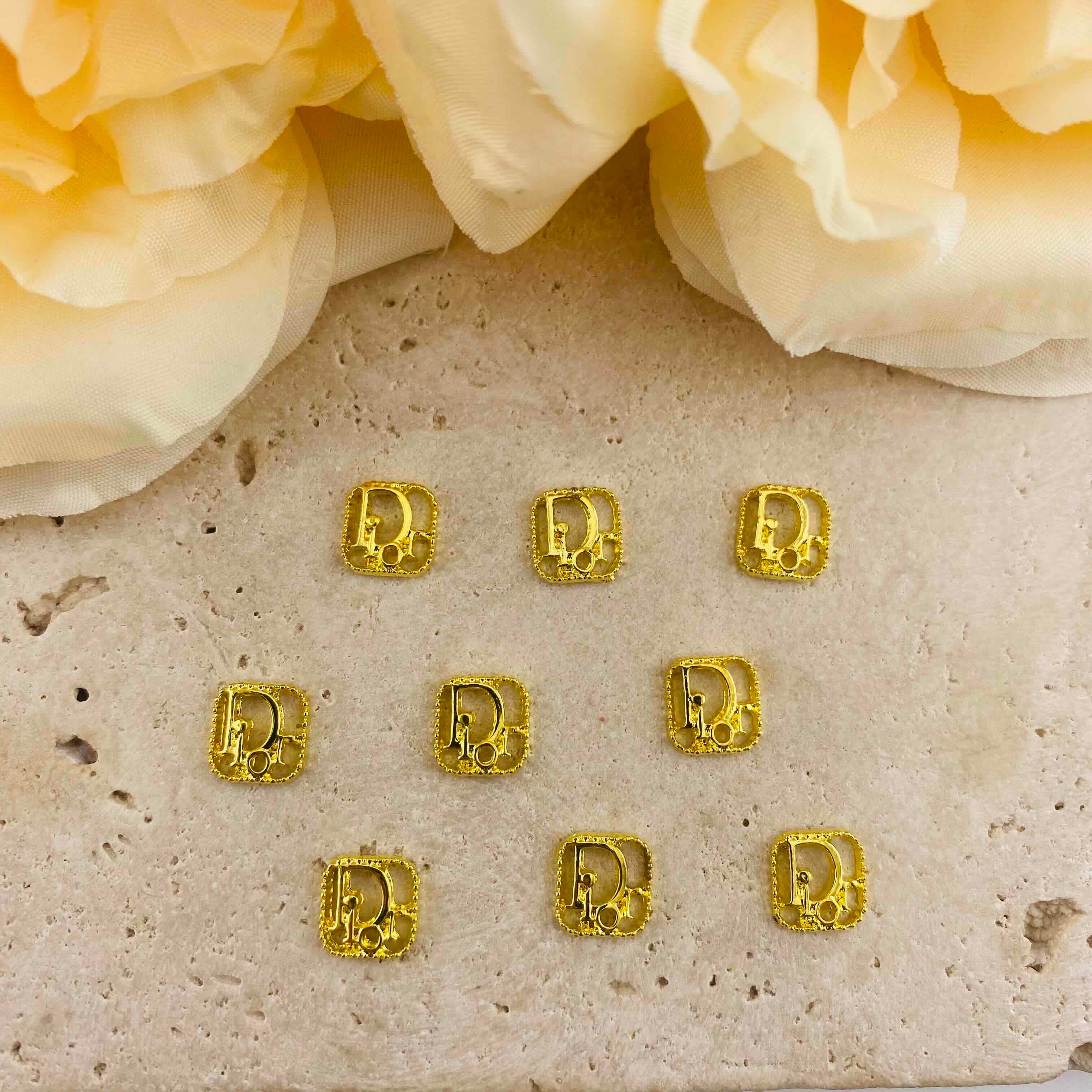 FS4720-8mmDor Square Metal Nail Charms
