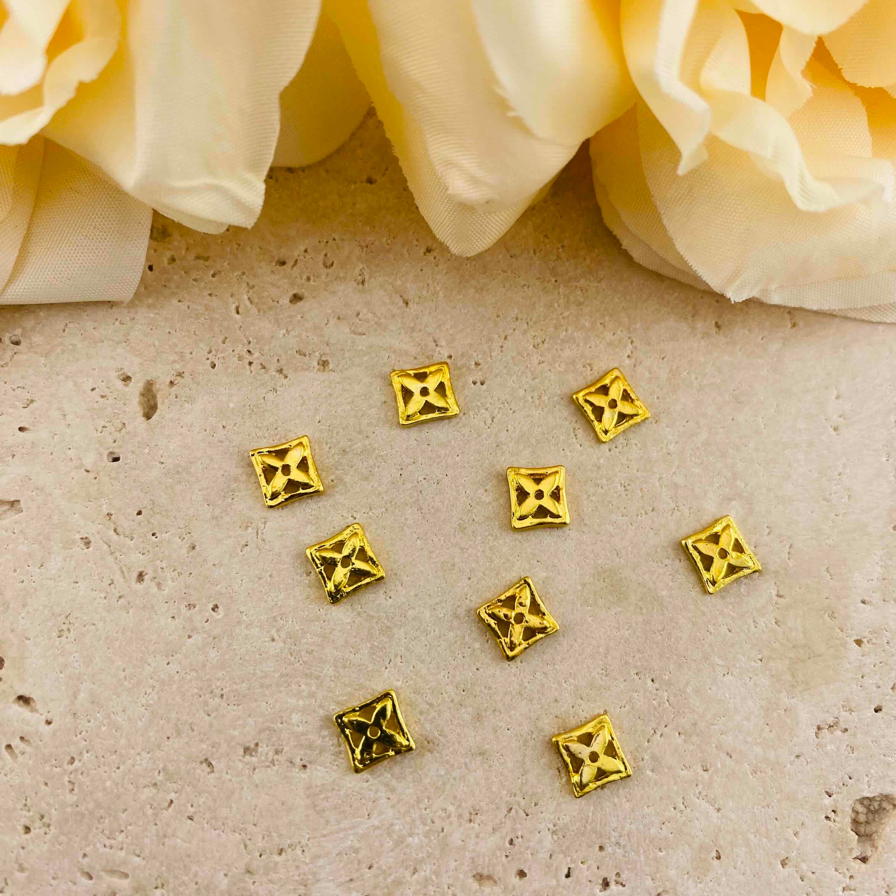 FS4811- 5mm LV Four Leaf Clover Metal Nail Charms