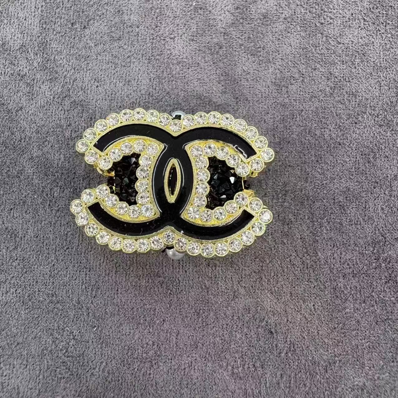Multi‑color Silver‑Tone Or Gold‑Tone Scalloped‑Edge Interlocking‑C Rhinestone Metal Sugar Beads