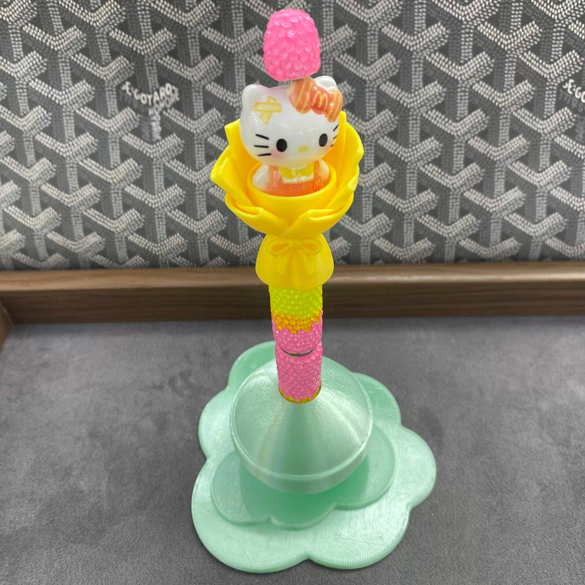 Flower Round Pen Holer