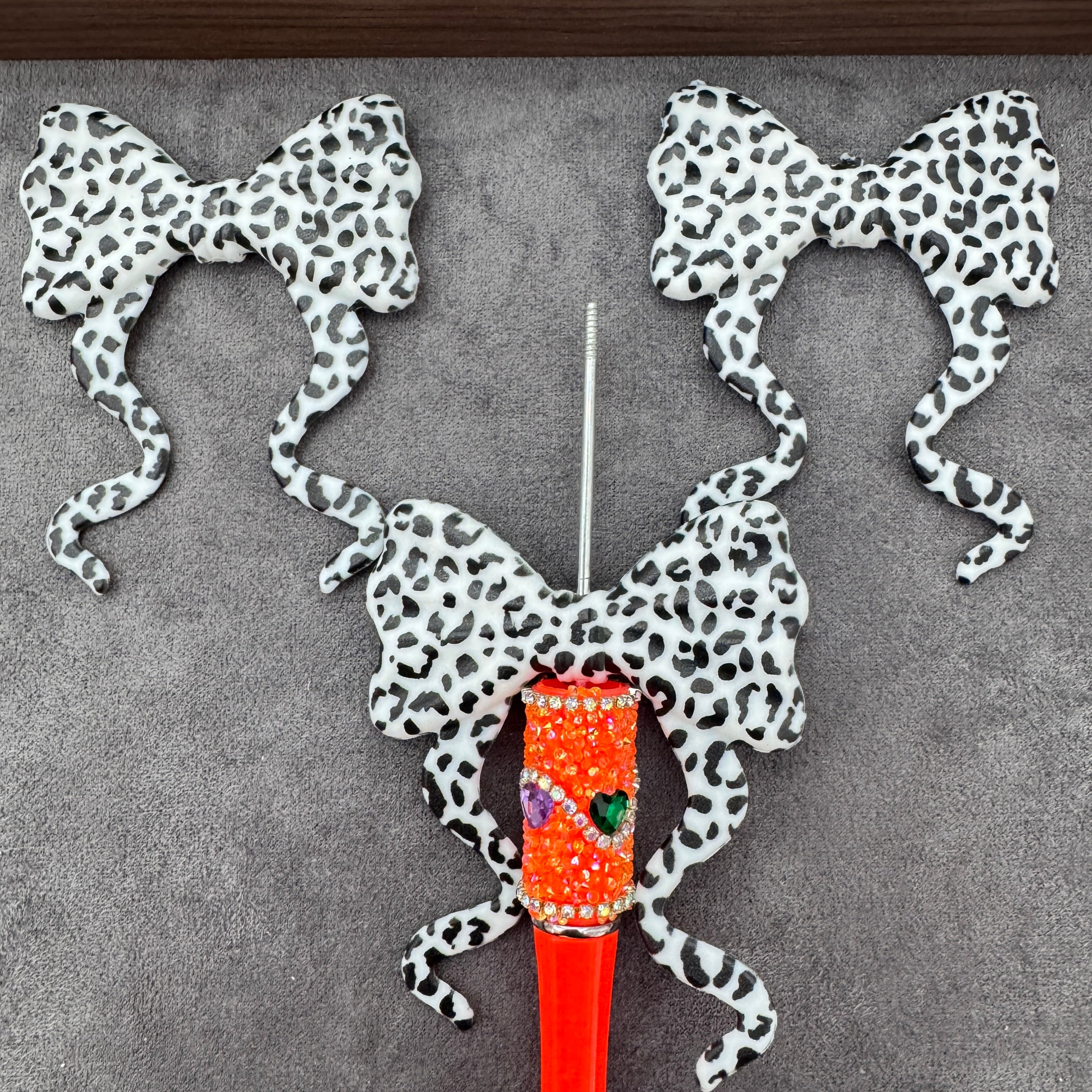 Black‑White Leopard Silicone Focal Beads 3D Bowtie Bowknot with Long Ribbon, Random Mix