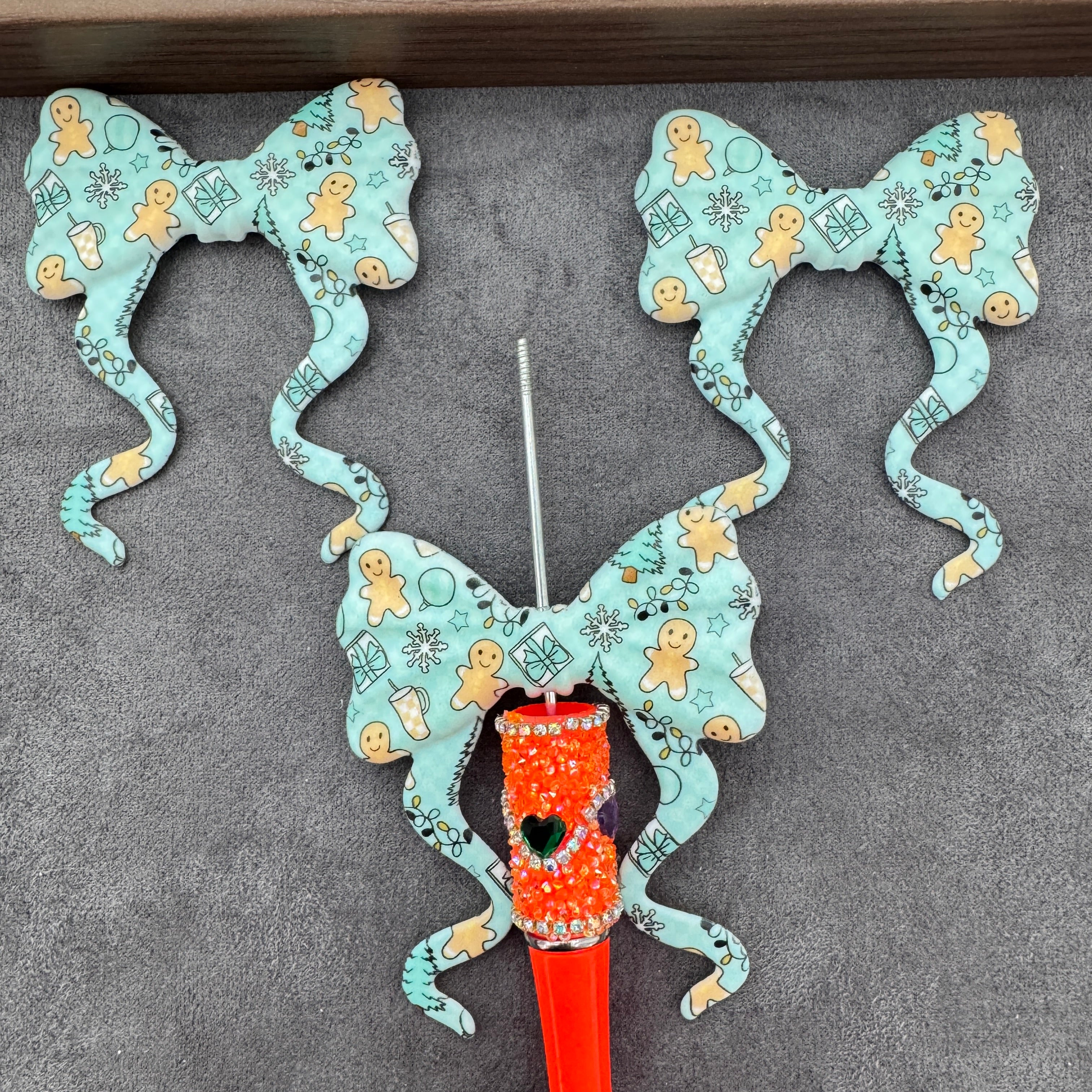 Mint‑Blue Gingerbread‑Man Christmas Silicone Focal Beads 3D Bowtie Bowknot with Long Ribbon, Random Mix