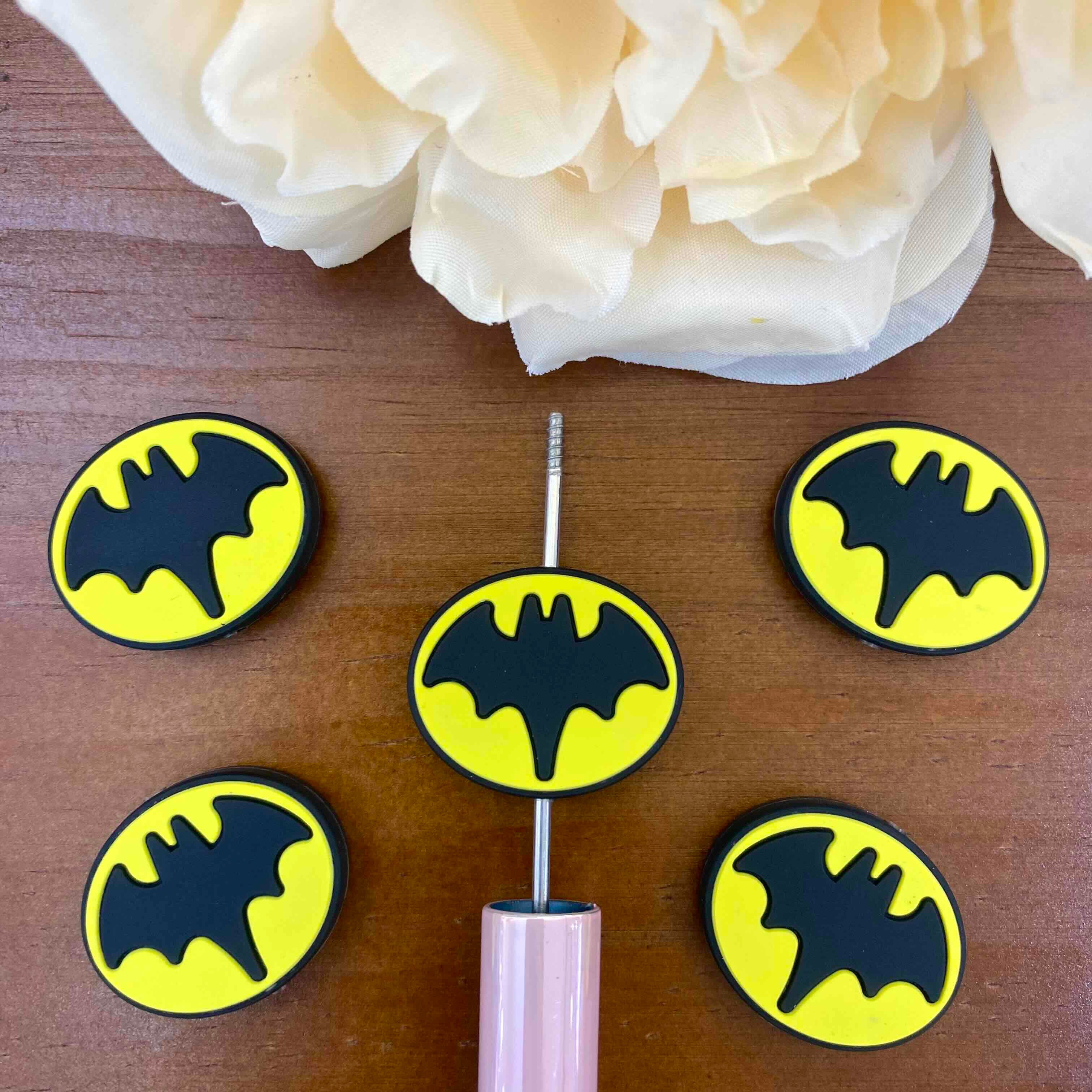 FS20163-Batman Symbol Flat Silicone Focal Beads