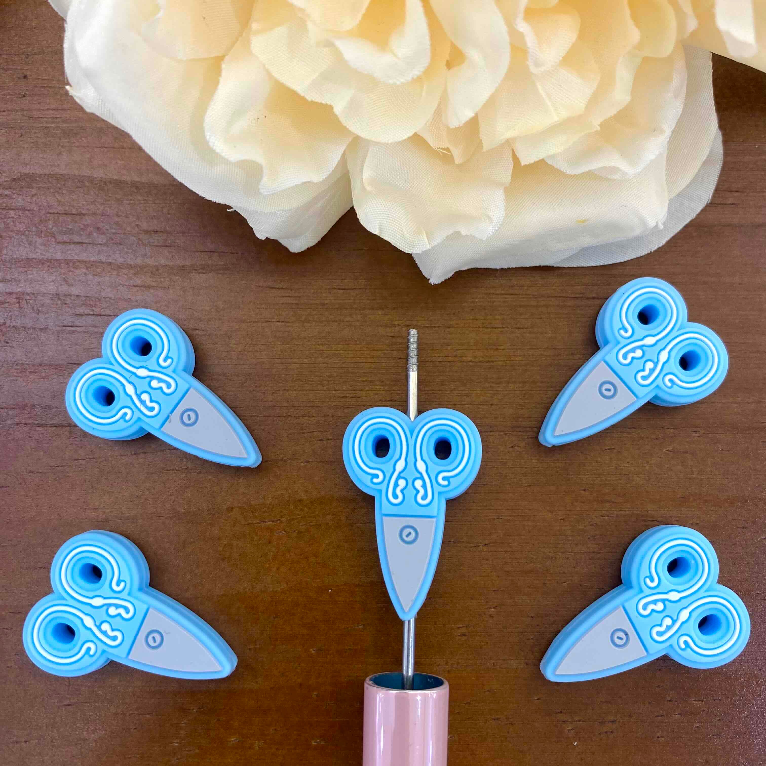 FS20164-Ornate Scissors Flat Silicone Focal Beads