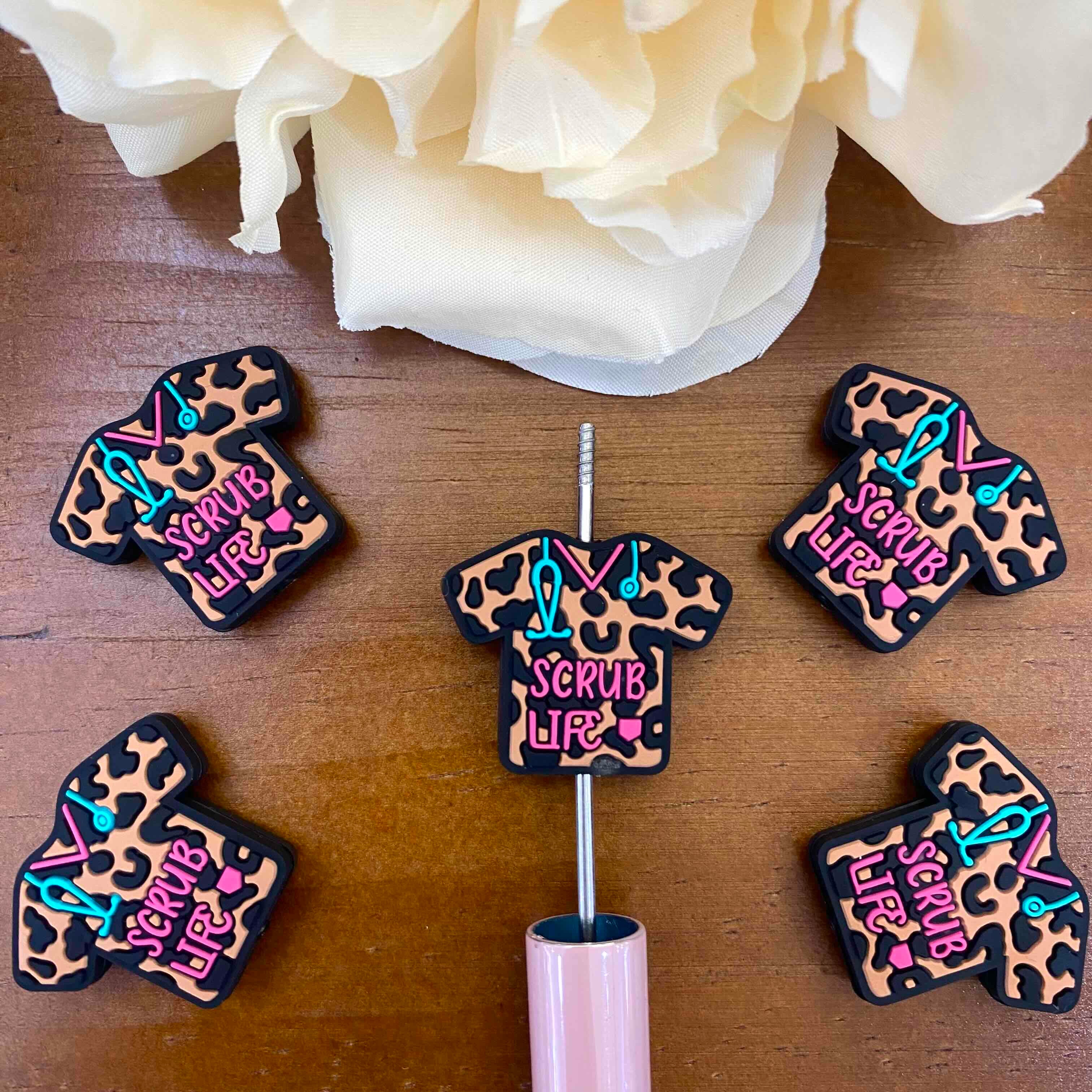 FS20181-Leopard Nurse Scrub Flat Silicone Focal Beads