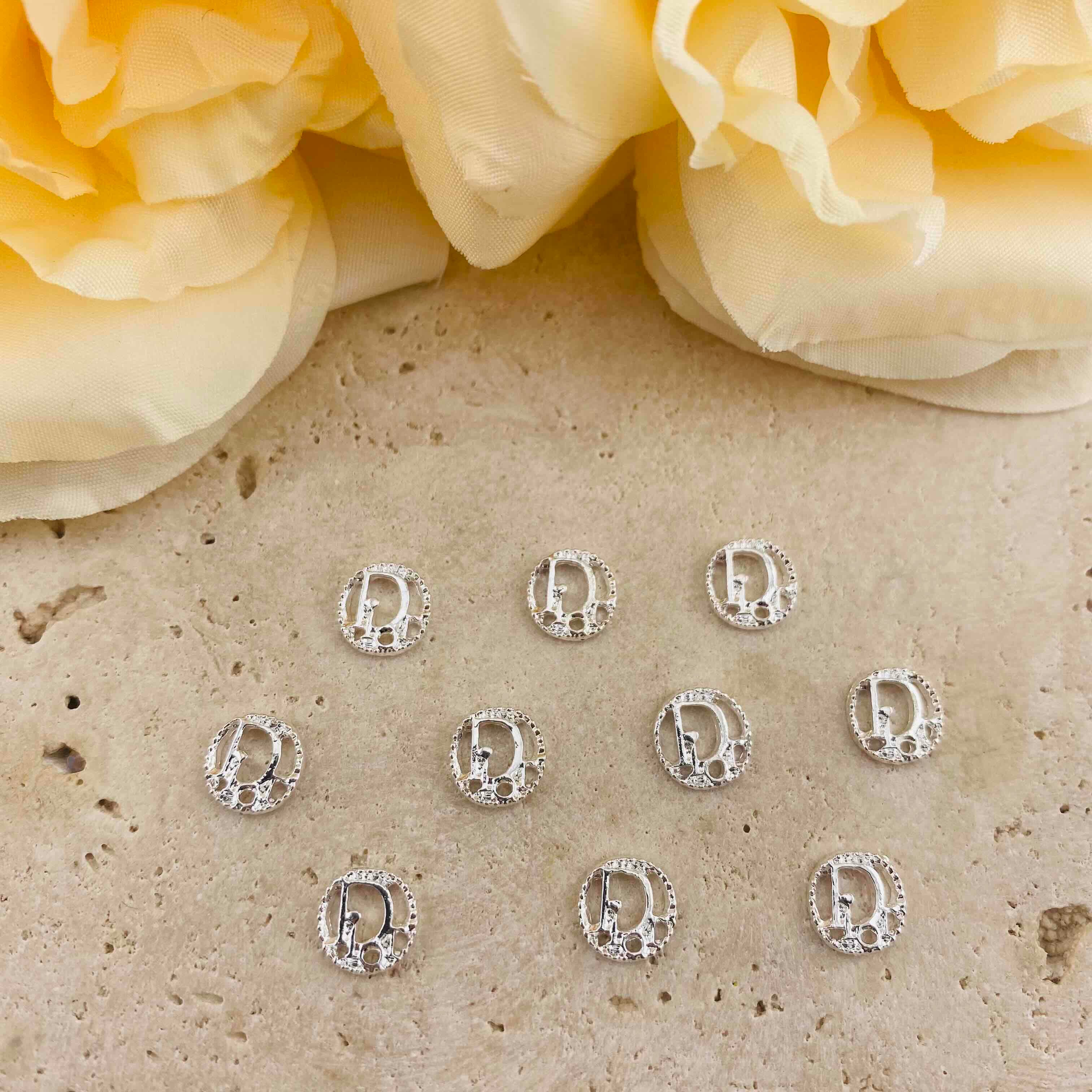 FS4724-8mm Round Dor Metal Nail Charms