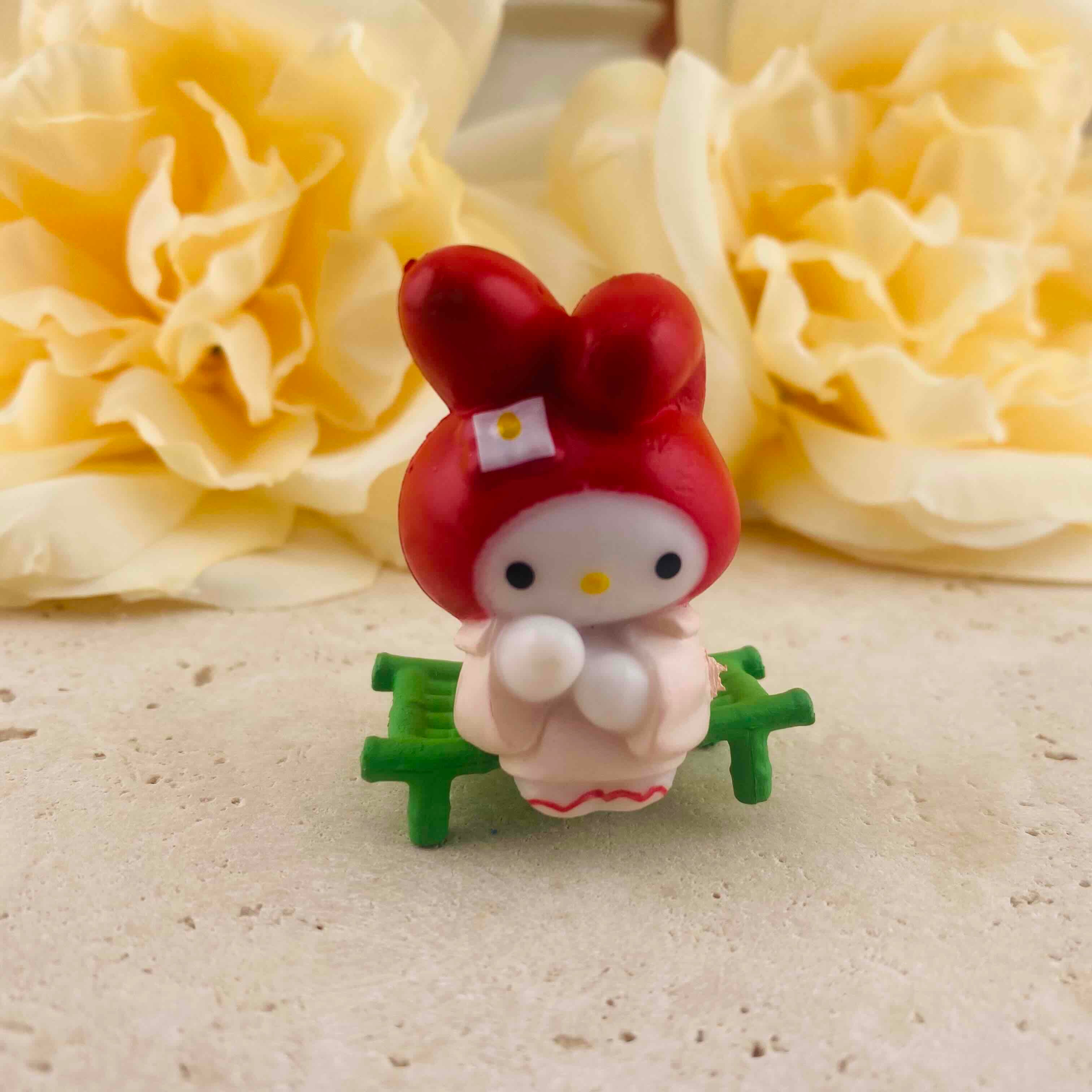FS19980-About 25*38mm My Melody Sitting On Green Stool Resin Figurine