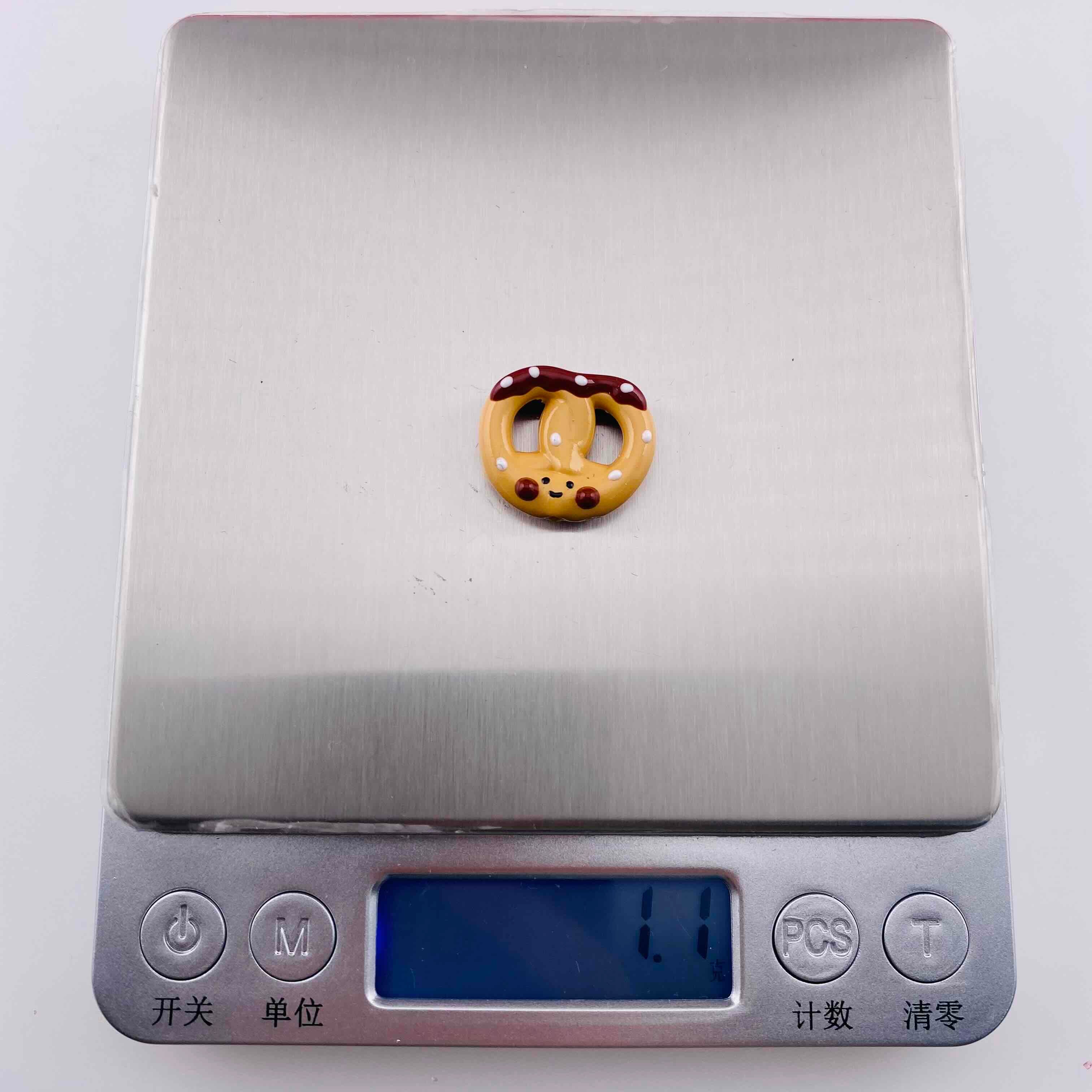 FS19816-About 17*20mm Cute Pretzel Resin Beads