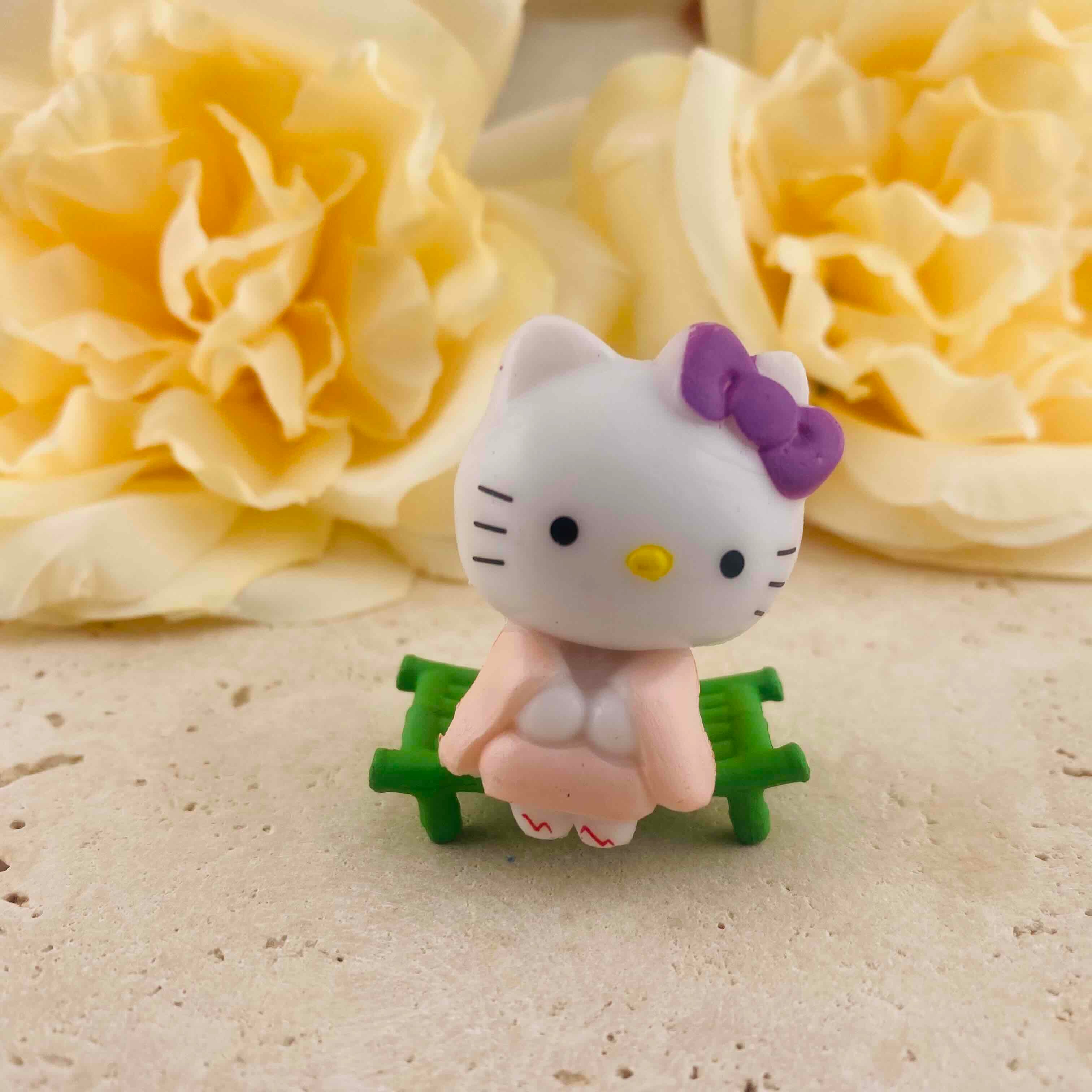 FS19978-About 30*41mm Hello Kitty Sitting On Green Bench Resin Figurine