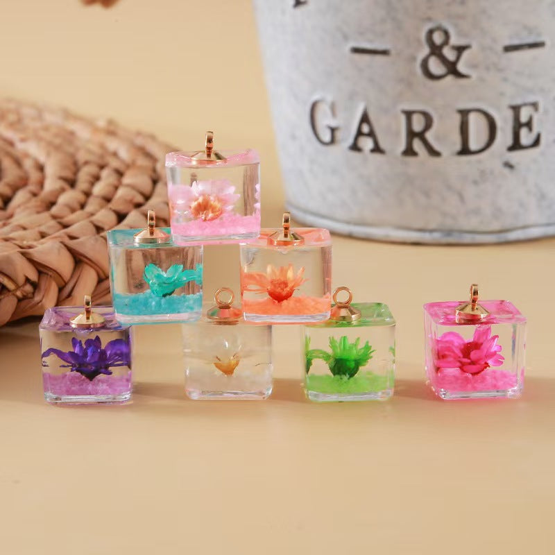 FS3386- 14×14 Glow-In-The-Dark Square Dried Flower Pendant