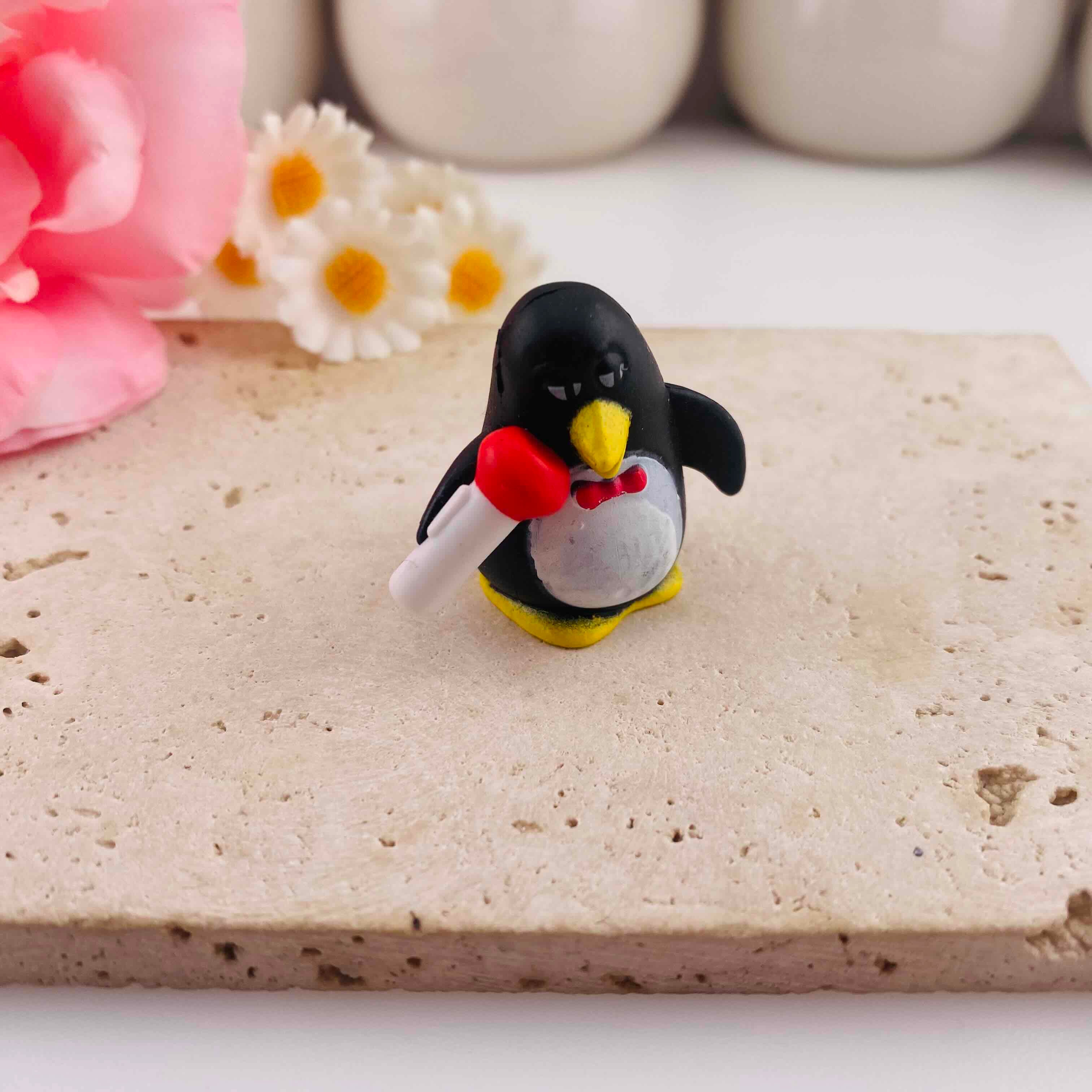 FS19890-About 31*31mm Wheezy Penguin Figurine