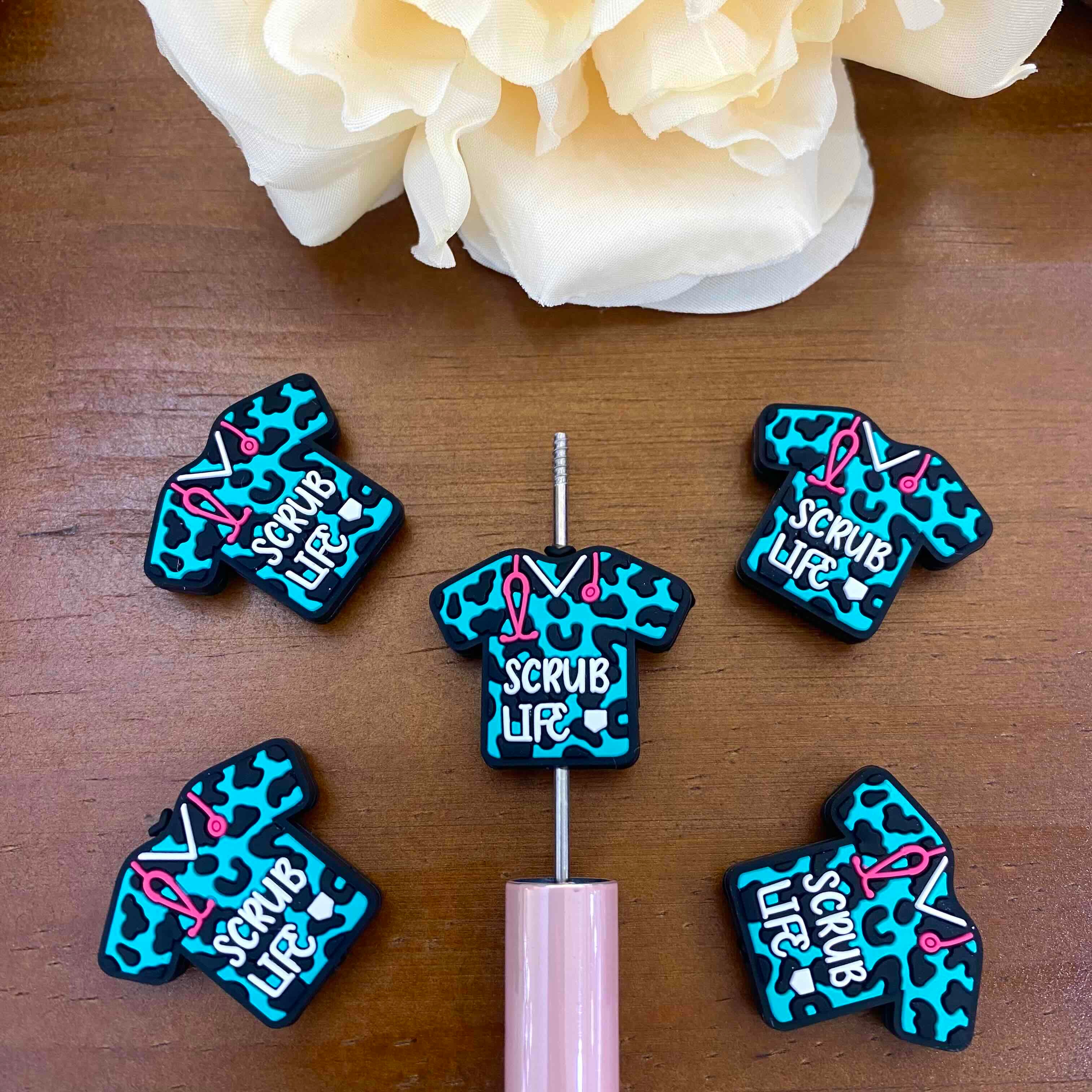 FS20181-Leopard Nurse Scrub Flat Silicone Focal Beads