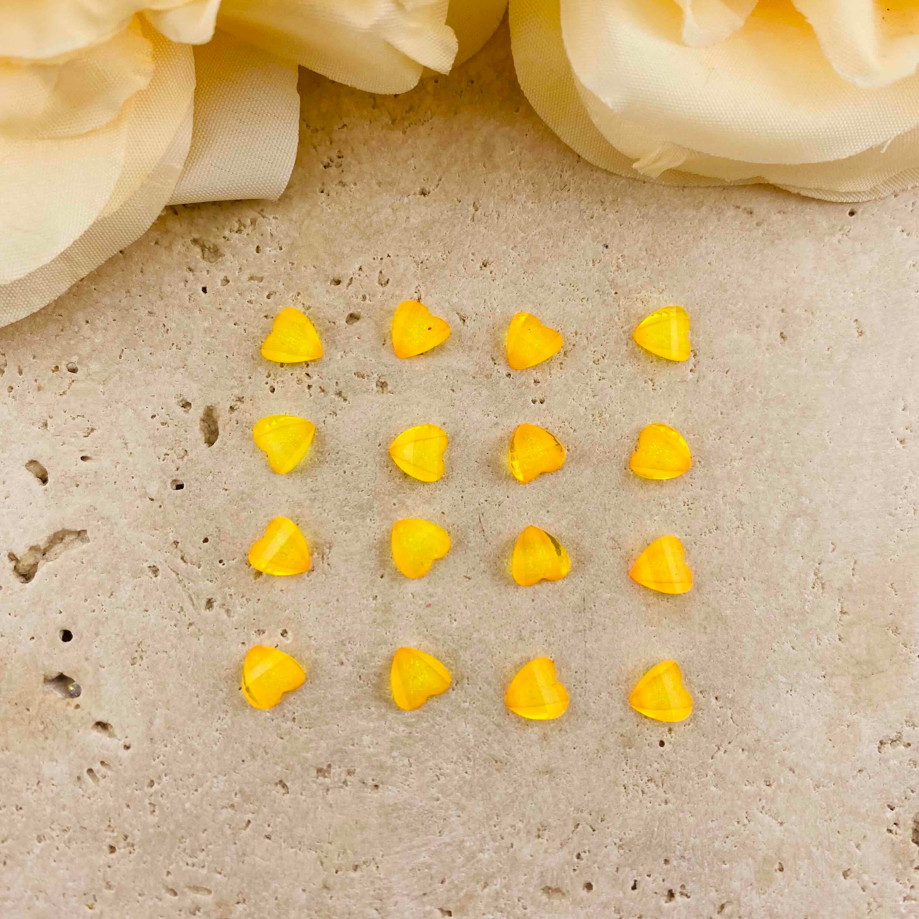 FS19875-6mm Heart Petal Charms