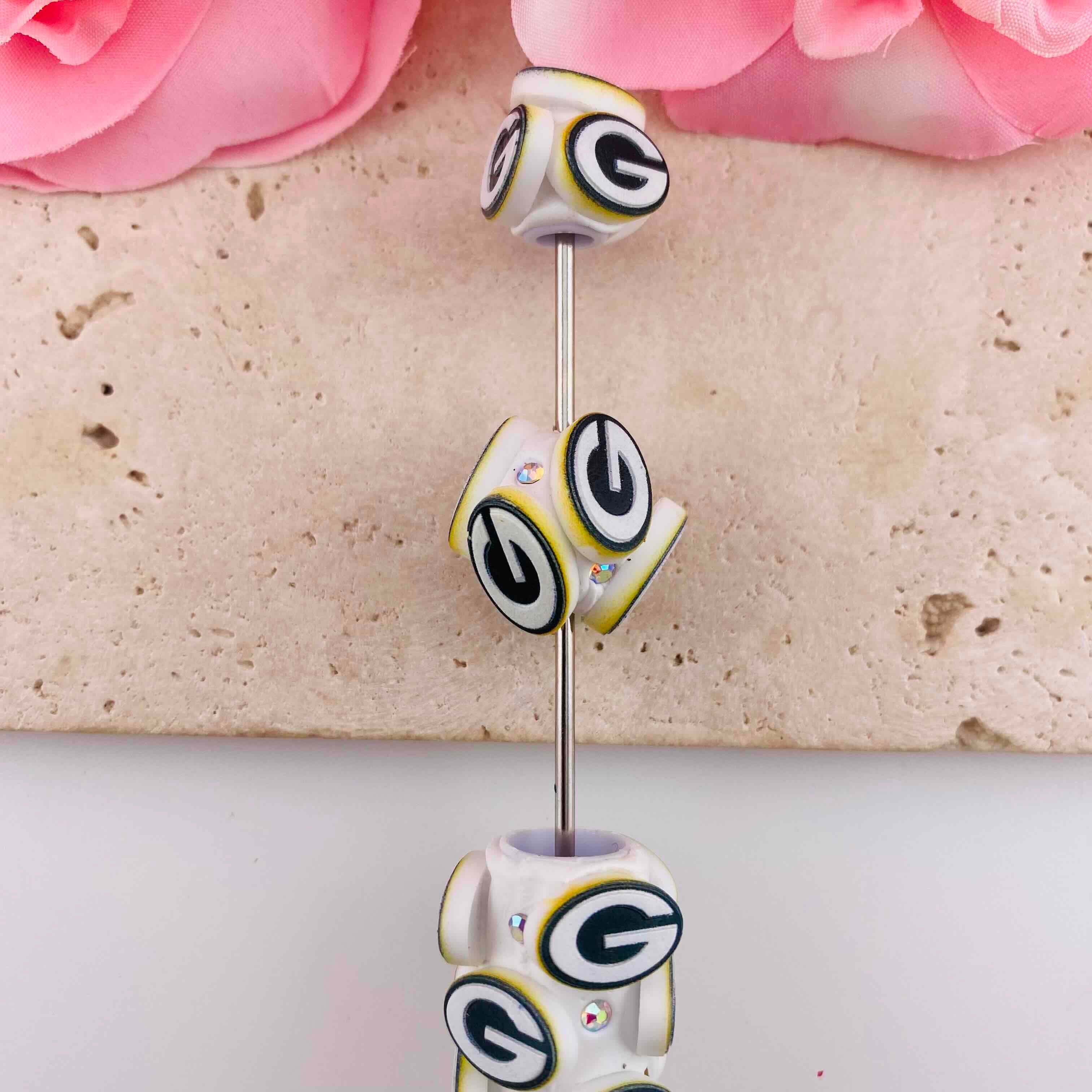 FS19859-About 18*18mm Packers Letter G Logo Clay Beads