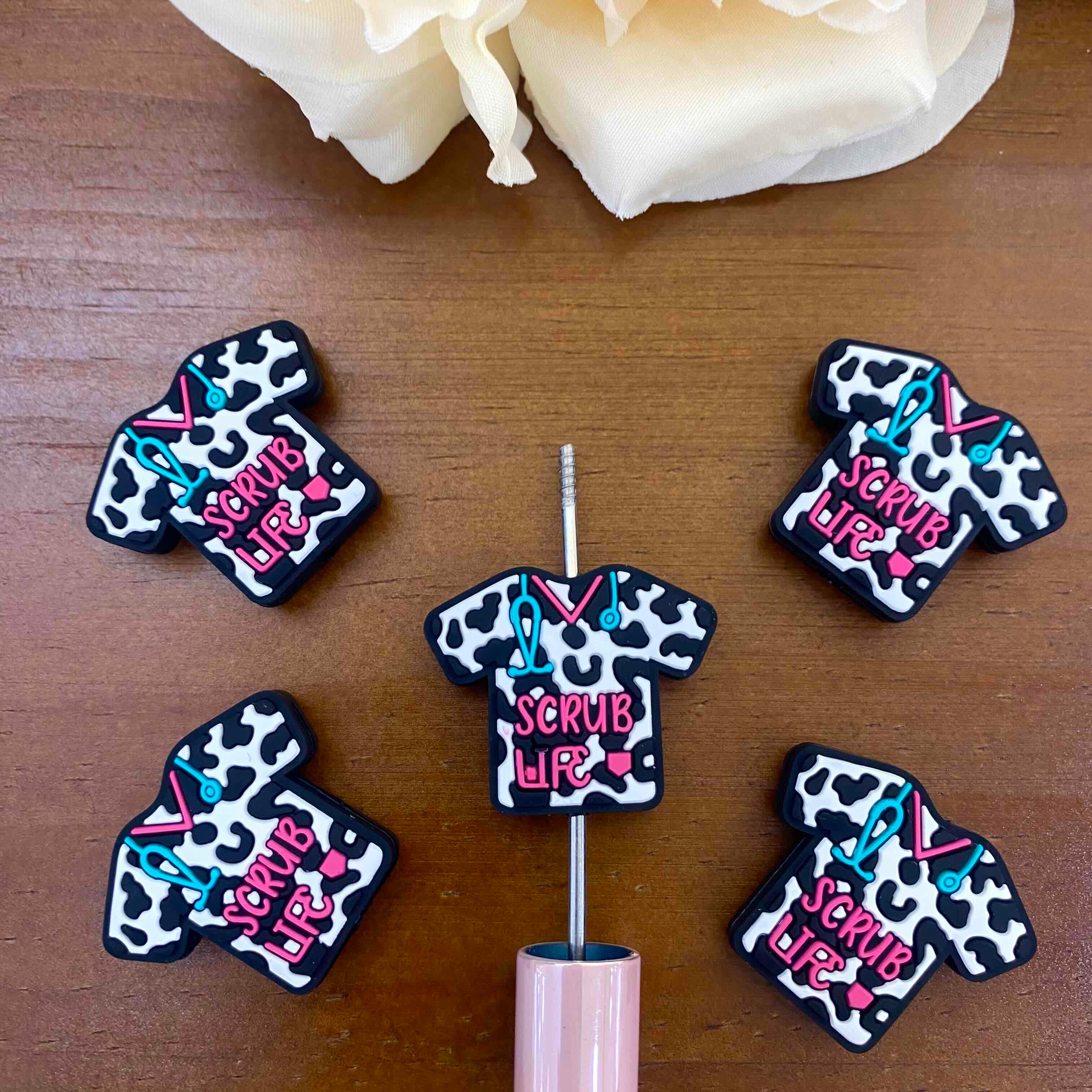 FS20181-Leopard Nurse Scrub Flat Silicone Focal Beads