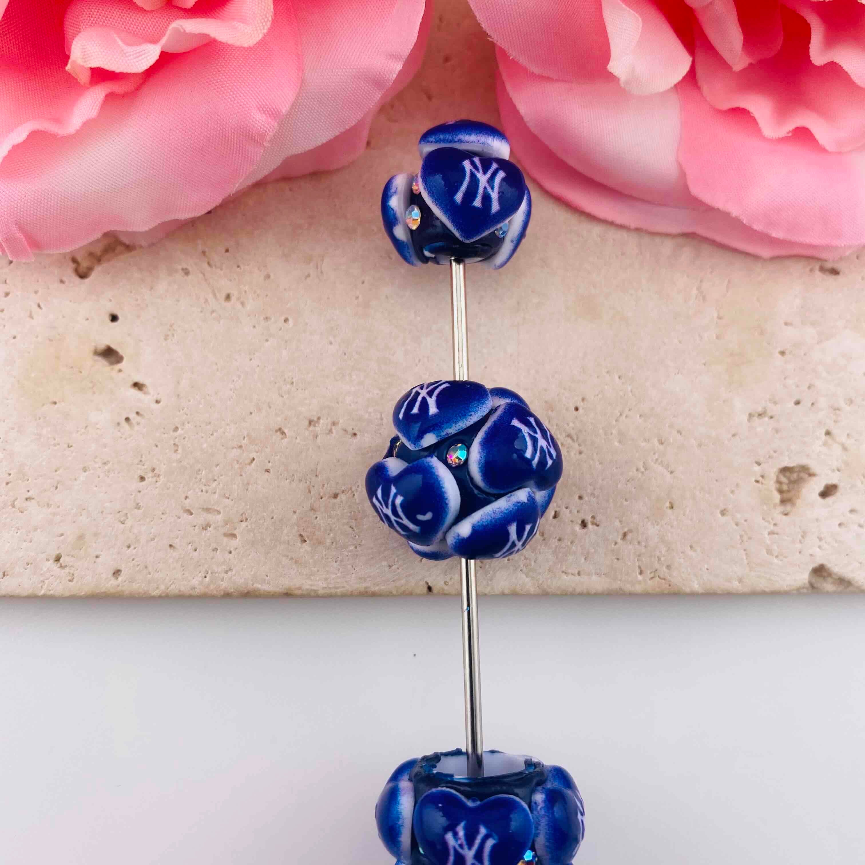 FS19864-About 18*18mm NY Yankees Heart Resin Beads