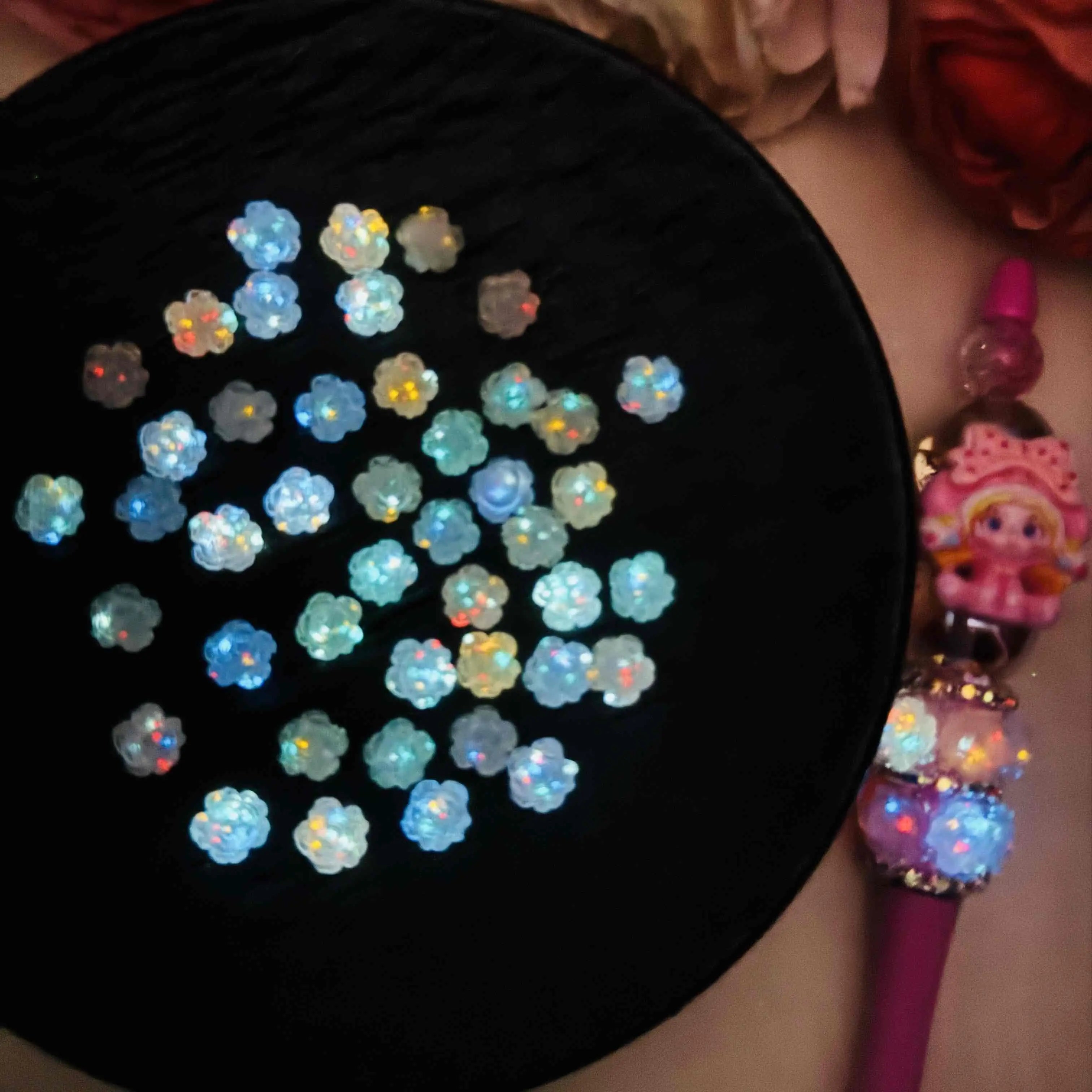 FS10547-300 Pieces White Luminous Color Changing Soft Flower Nail Charms For Making Fancy Beads Or Pens Zoe DIY Wholesale