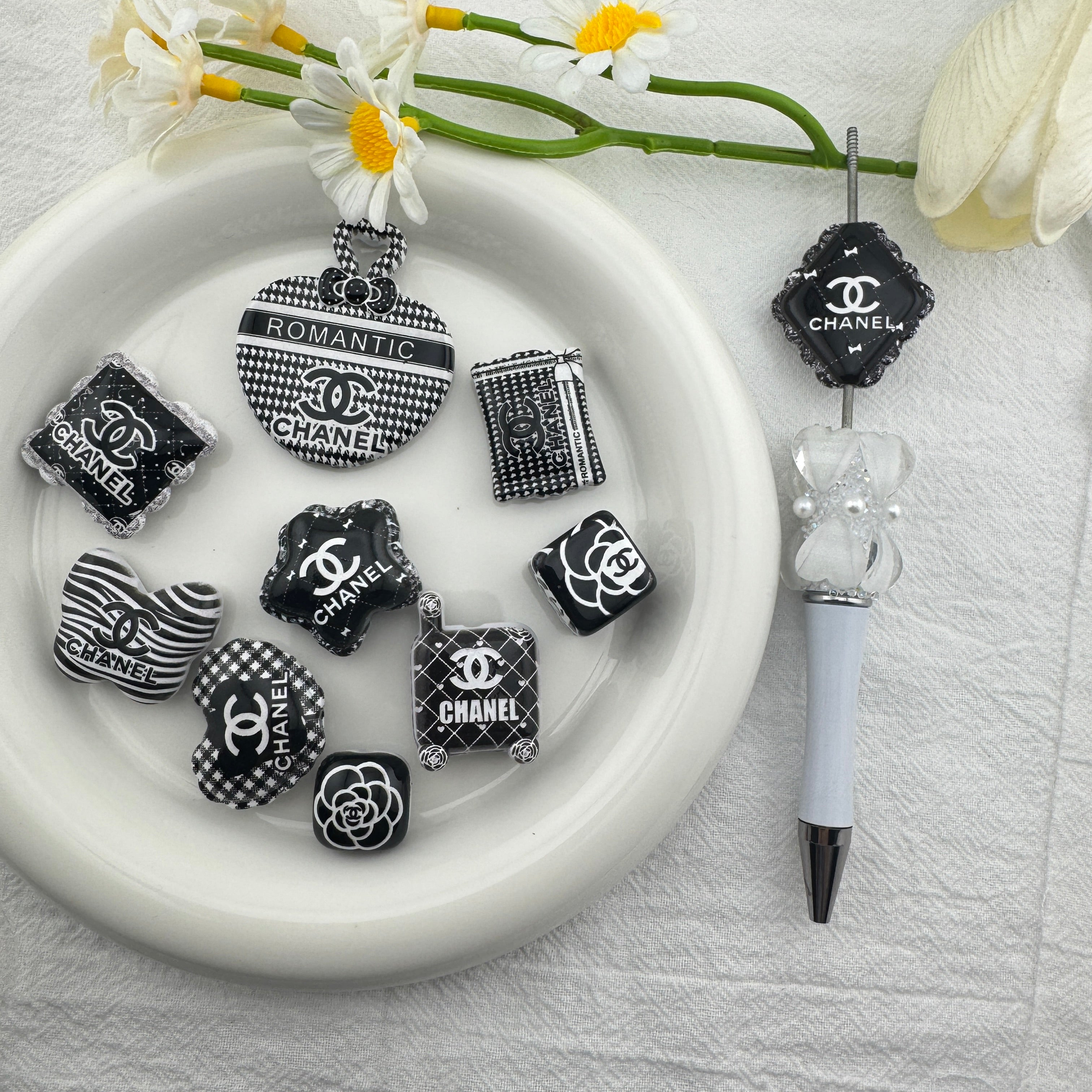 FS6722-Black Random Mixed Acrylic Beads Zoe's DIY Shop