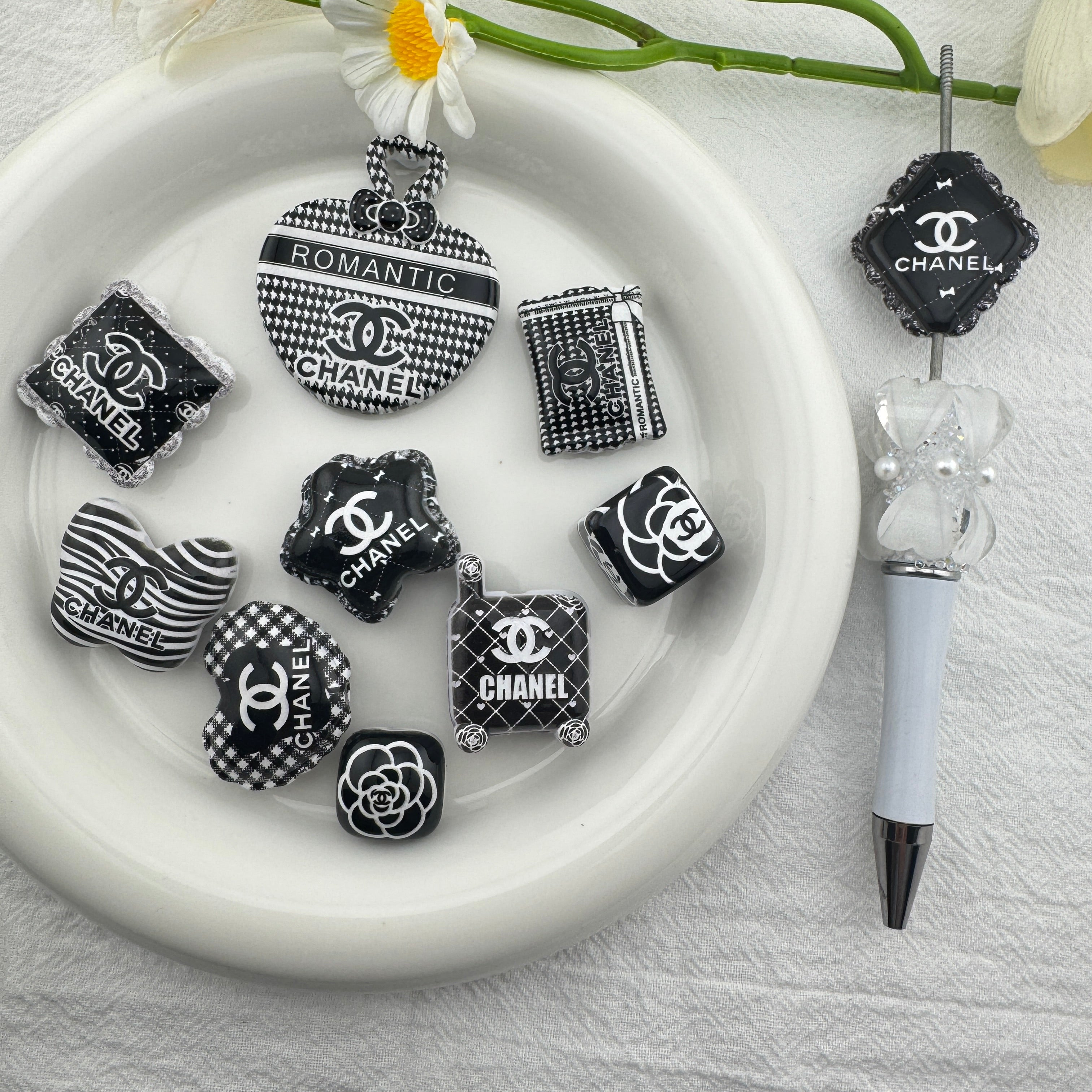 FS6722-Black Random Mixed Acrylic Beads Zoe's DIY Shop